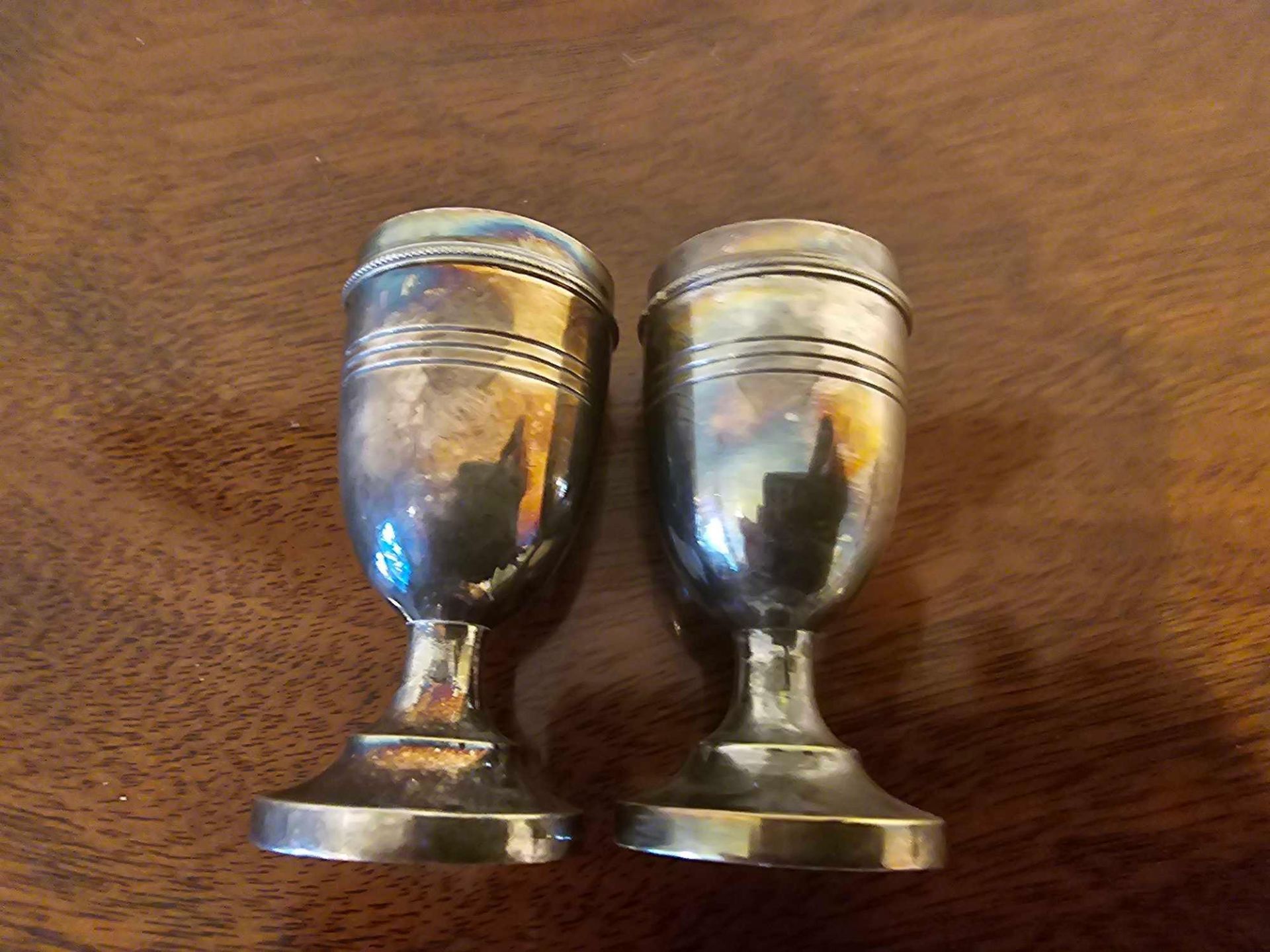A Pair Of Georgian Style Silverplated Salt And Pepper Pots The Pot Is Urn Shaped With A Reeded - Image 3 of 4