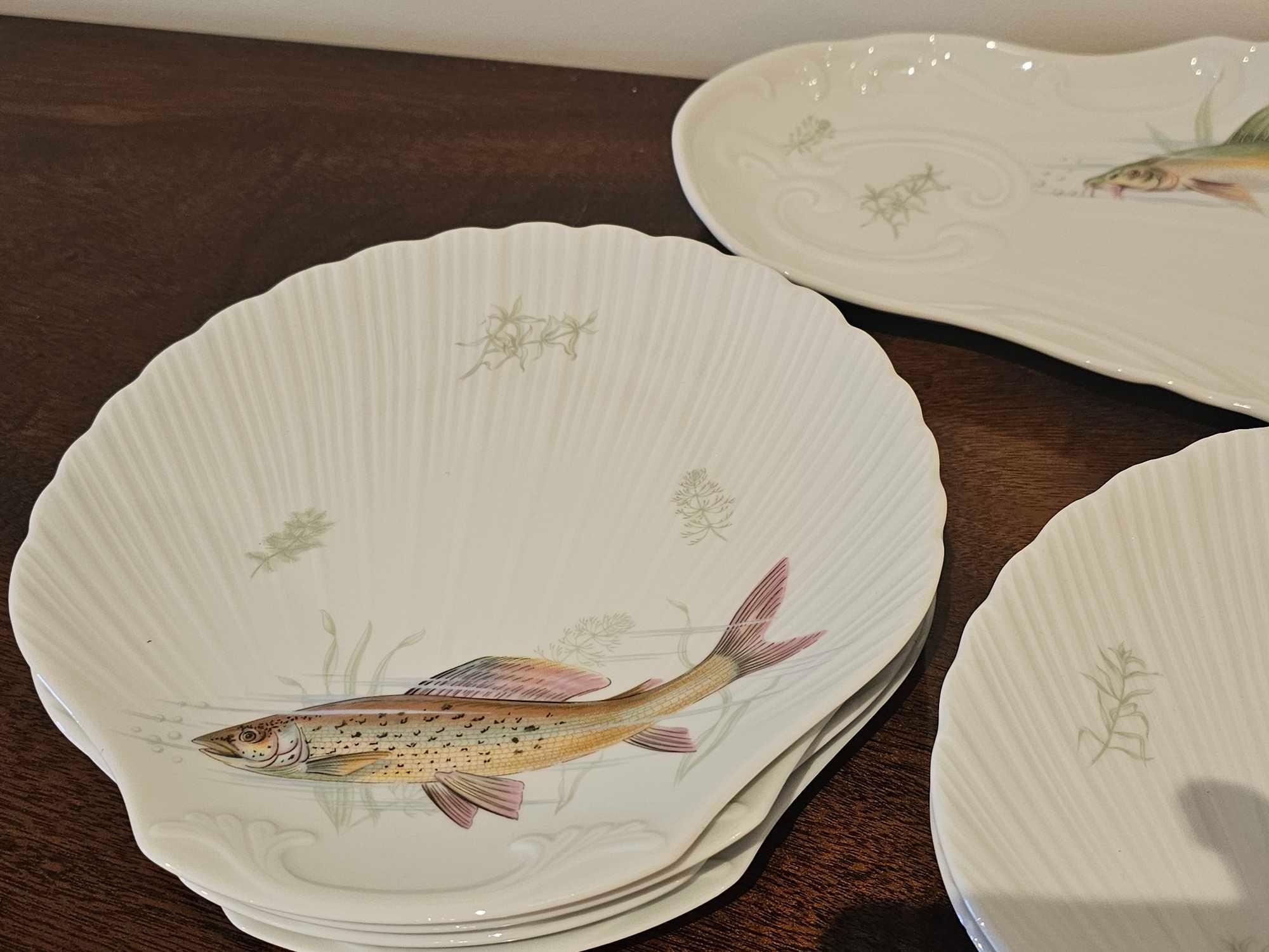 A Porcelaine De Sologne France A Set Of 12 X Scalloped Fish Plates And A Platter 55 X 24cm - Image 3 of 6