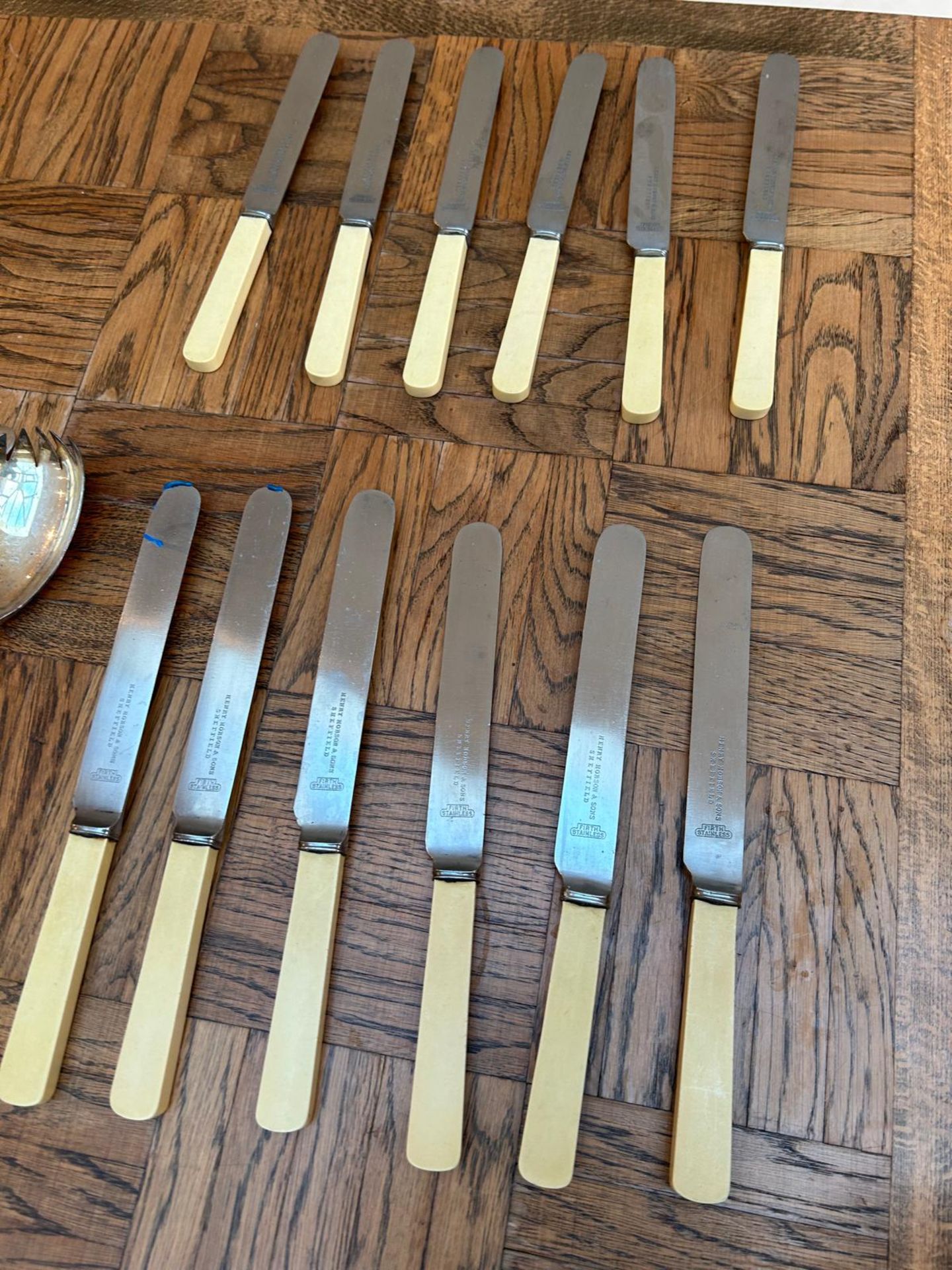 A set of 12 x Vintage Henry Hobson & Sons Express Table Knives - Firth Stainless Flatware, 1930s. - Image 5 of 5
