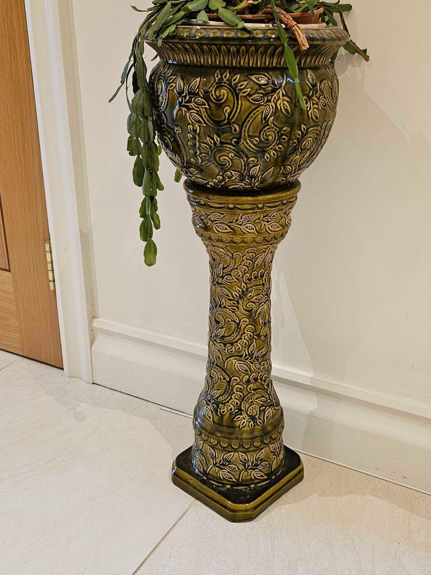 An Edwardian Majolica JardiniÃ¨re And Pedestal Stand Glazed With Foliate Motifs In Relief 28 X 72cm