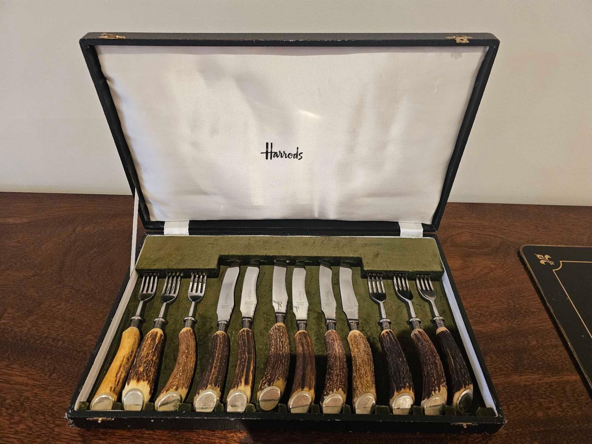 Samuel Peace Sheffield For Harrods Cased Steak Carving Set Of Six Knives And Forks Stainless Steel - Image 2 of 4