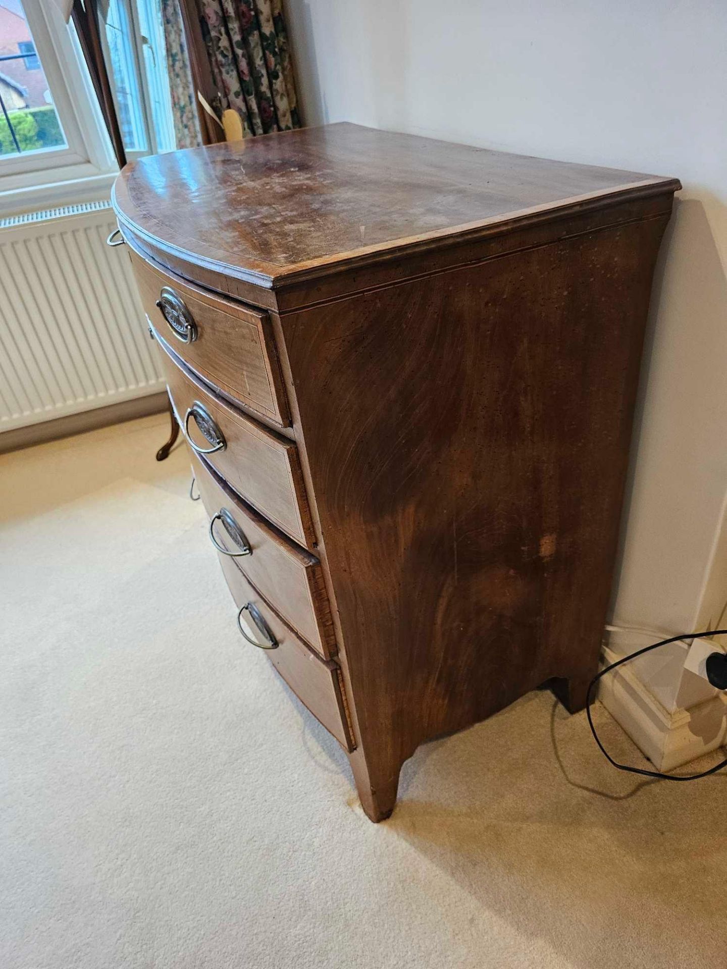 A George III Mahogany And Satinwood Banded Bowfront Chest With Four Graduating Drawers On Splayed - Bild 5 aus 7