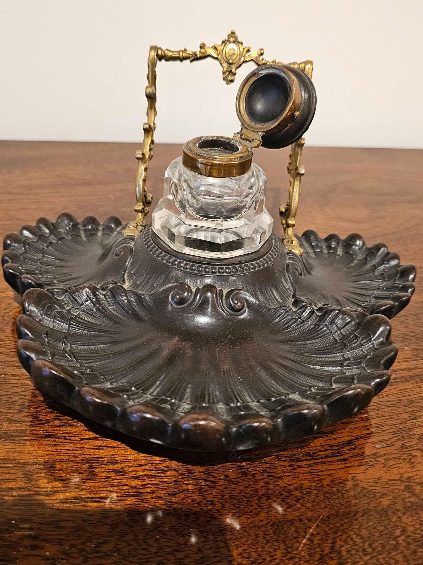 C1860. French Bois Derci Inkwell With Cut Glass Insert And Brass Handle - Image 4 of 4