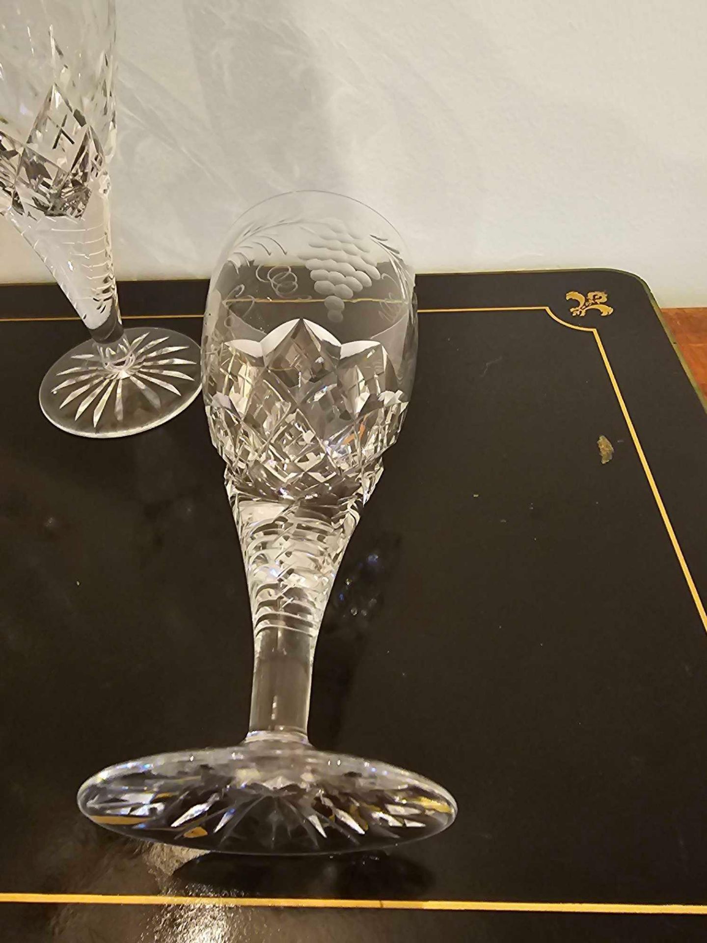 A Set Of 7 X Crystal Cut Wine Goblets 18cm Tall (1 With Chip) - Image 4 of 6