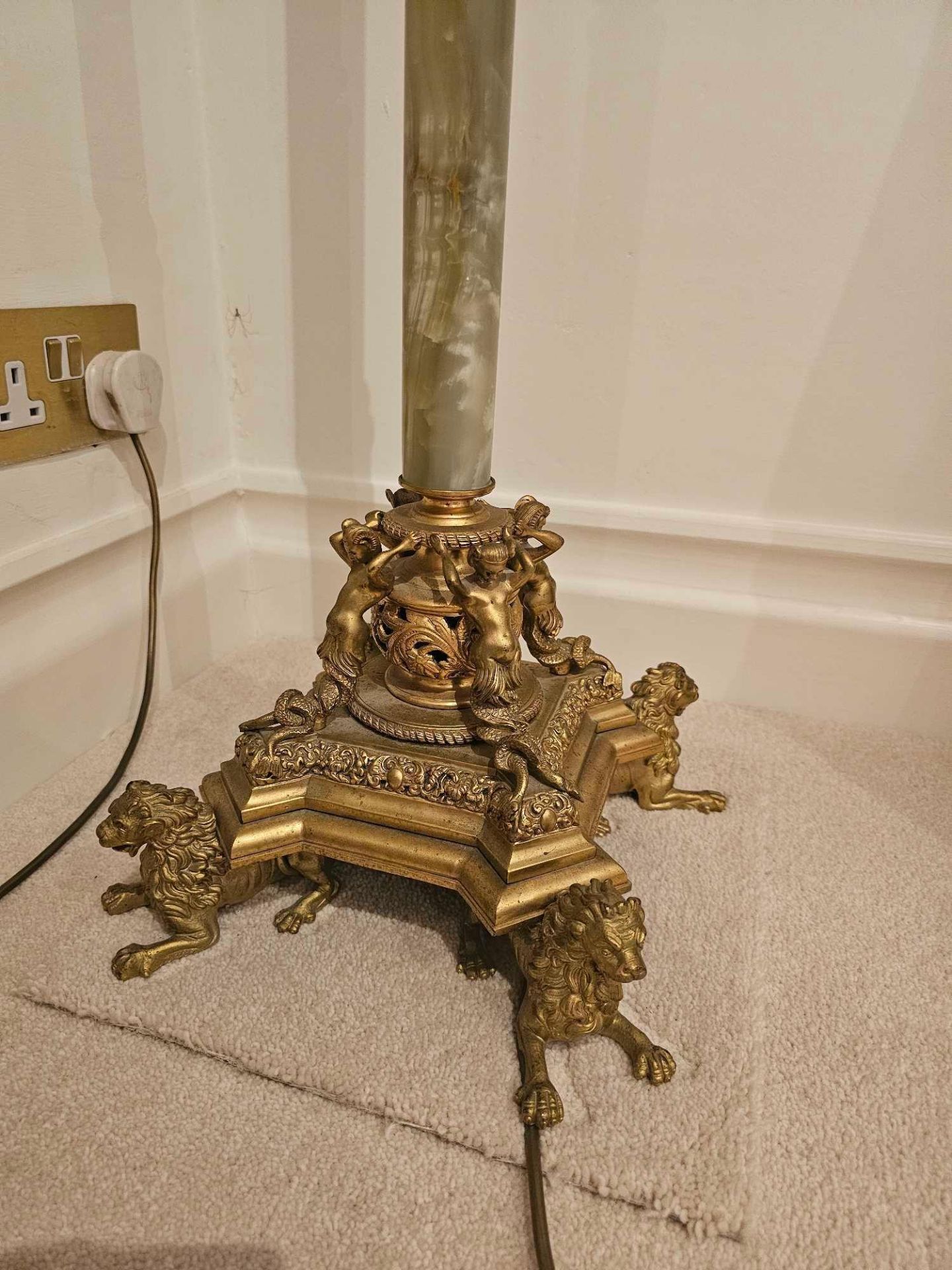 An Edwardian Onyx And Gilt Brass Standard Lamp The Column Form Raised On A Profusely Decorated Brass - Image 4 of 7