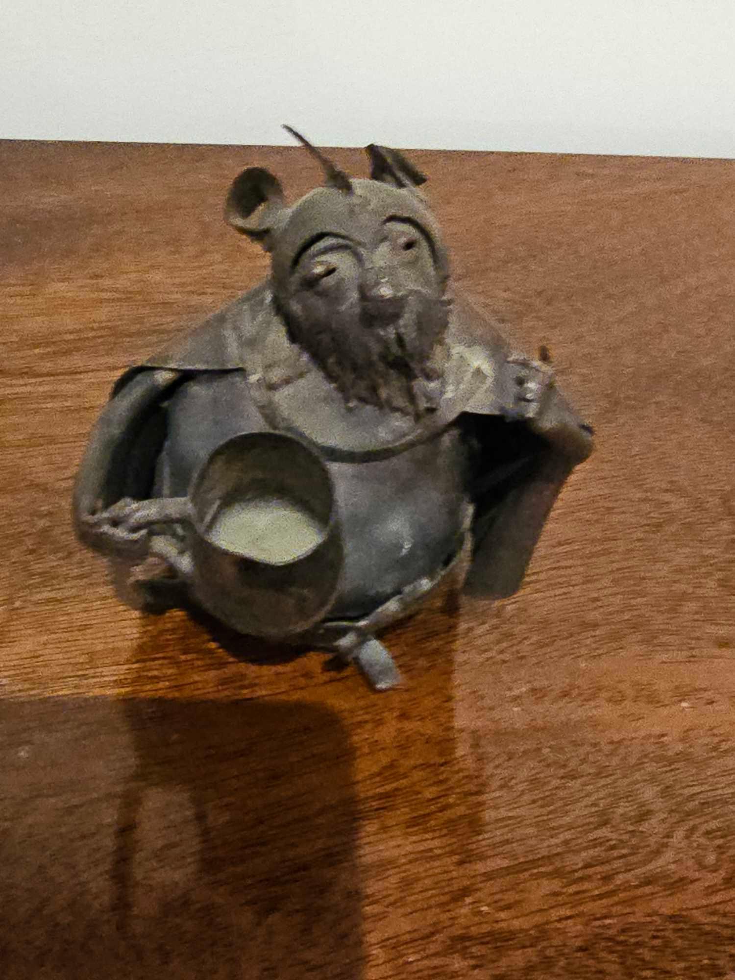 A Tin Metal Sculpture Of A Mouse Wearing A Cape And Holding A Tankard - Bild 2 aus 4