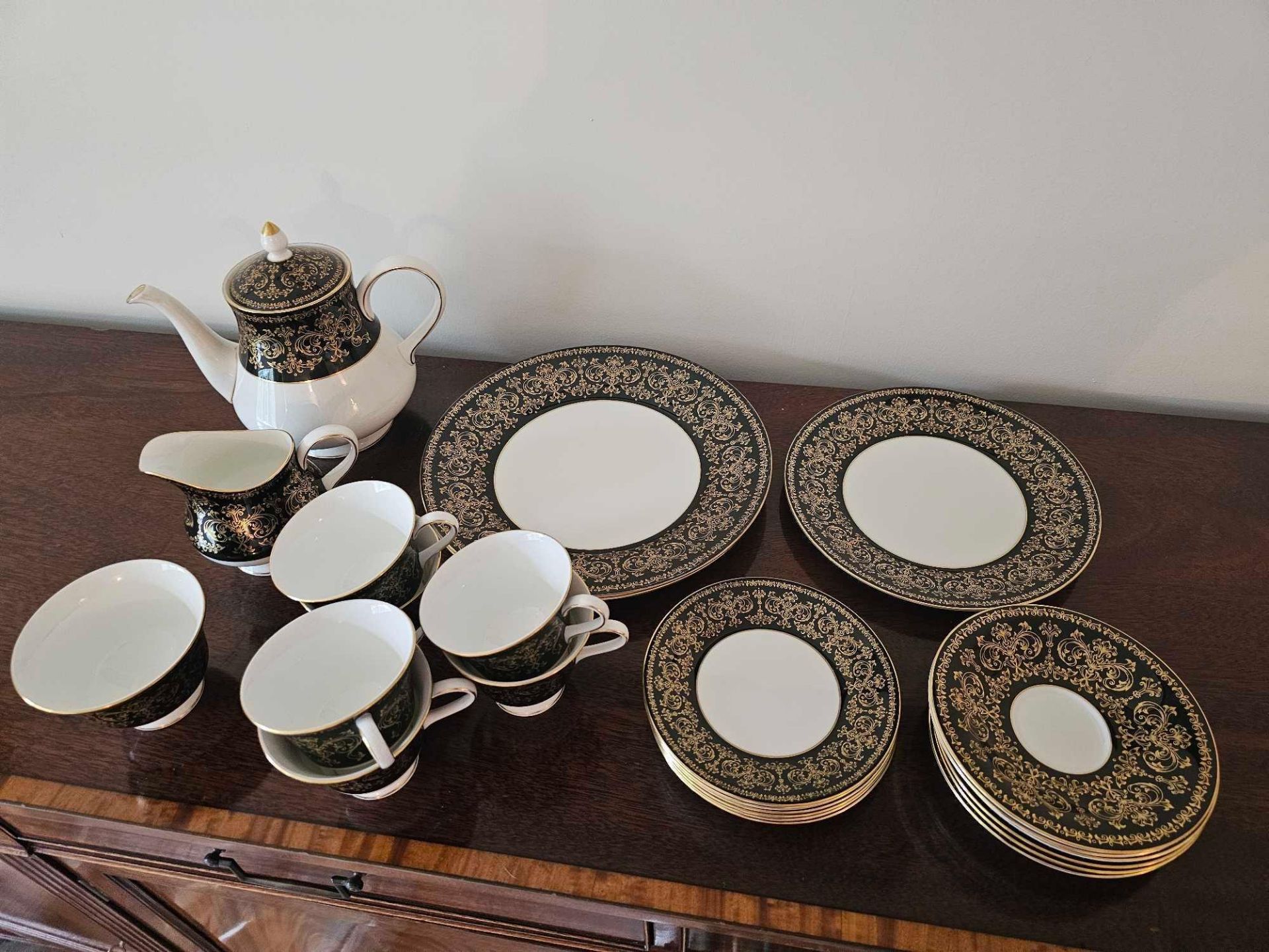 Wedgwood Caernarvon Pattern Fine China 24 Piece Part Tea Set As Found - Image 2 of 4