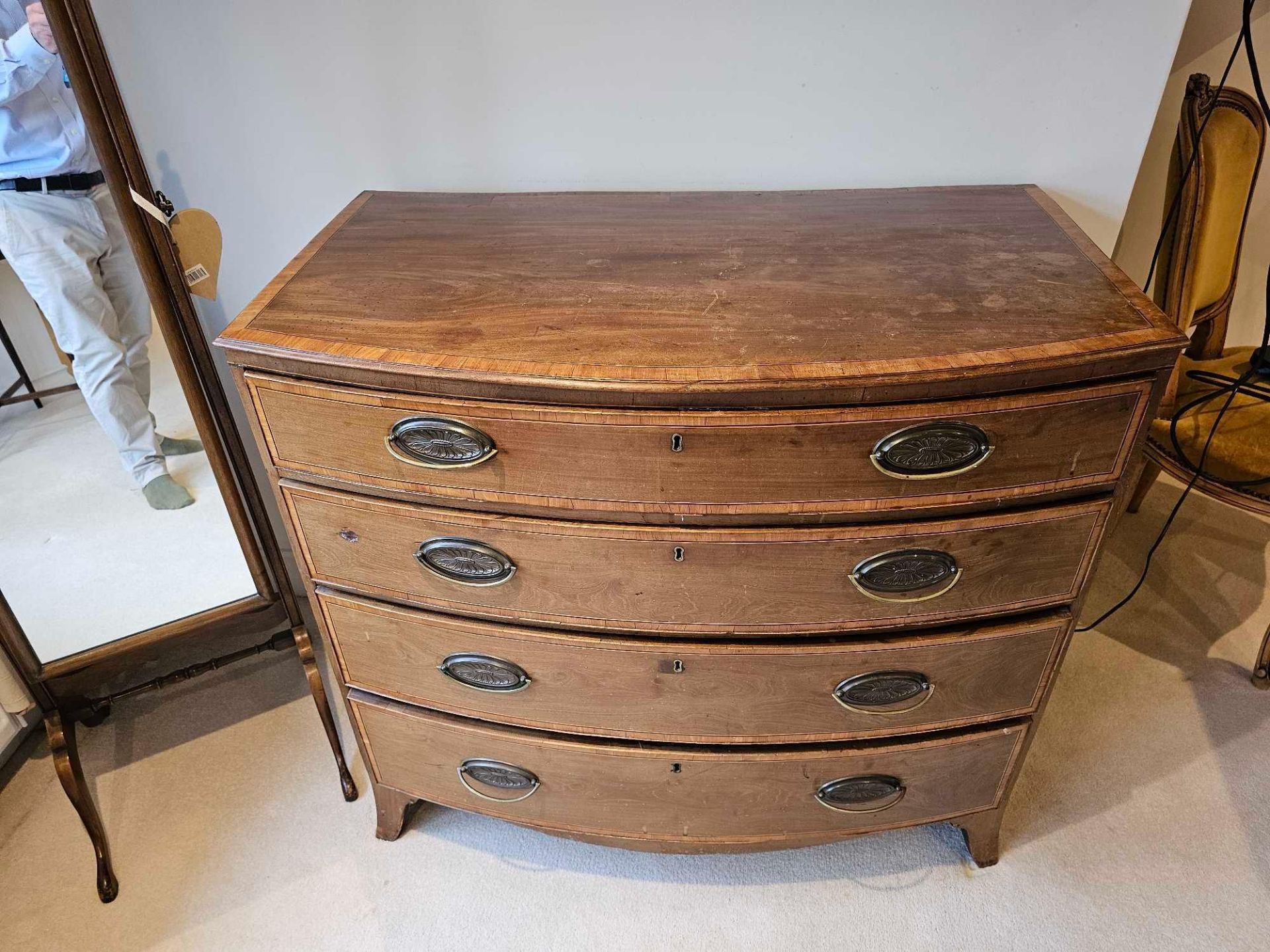 A George III Mahogany And Satinwood Banded Bowfront Chest With Four Graduating Drawers On Splayed - Bild 3 aus 7