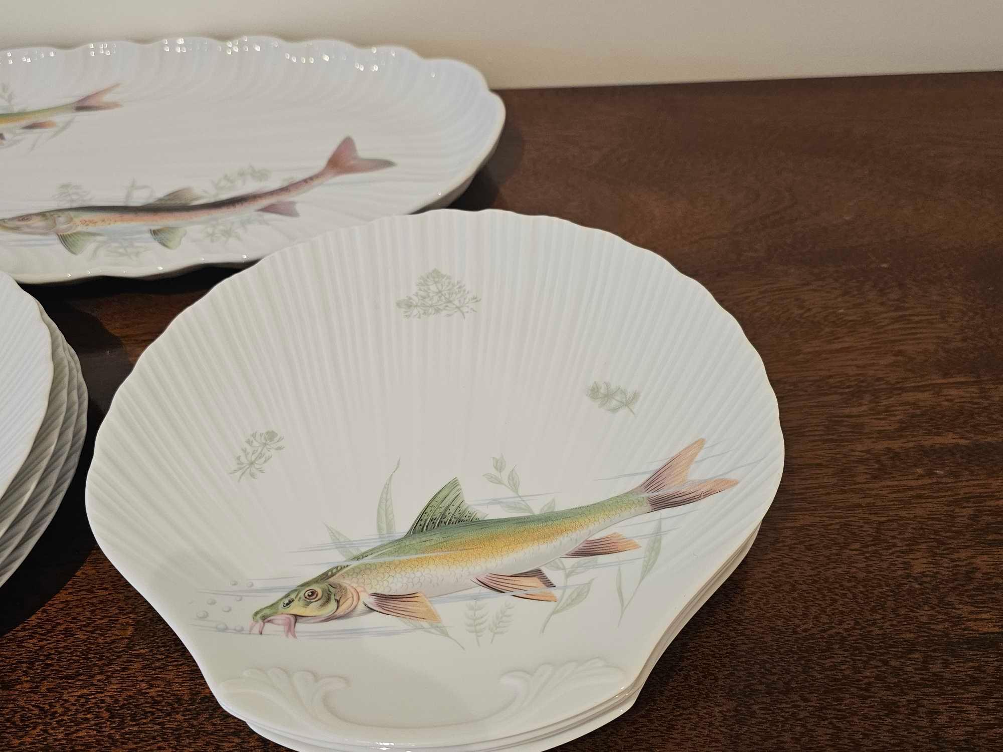 A Porcelaine De Sologne France A Set Of 12 X Scalloped Fish Plates And A Platter 55 X 24cm - Image 5 of 6