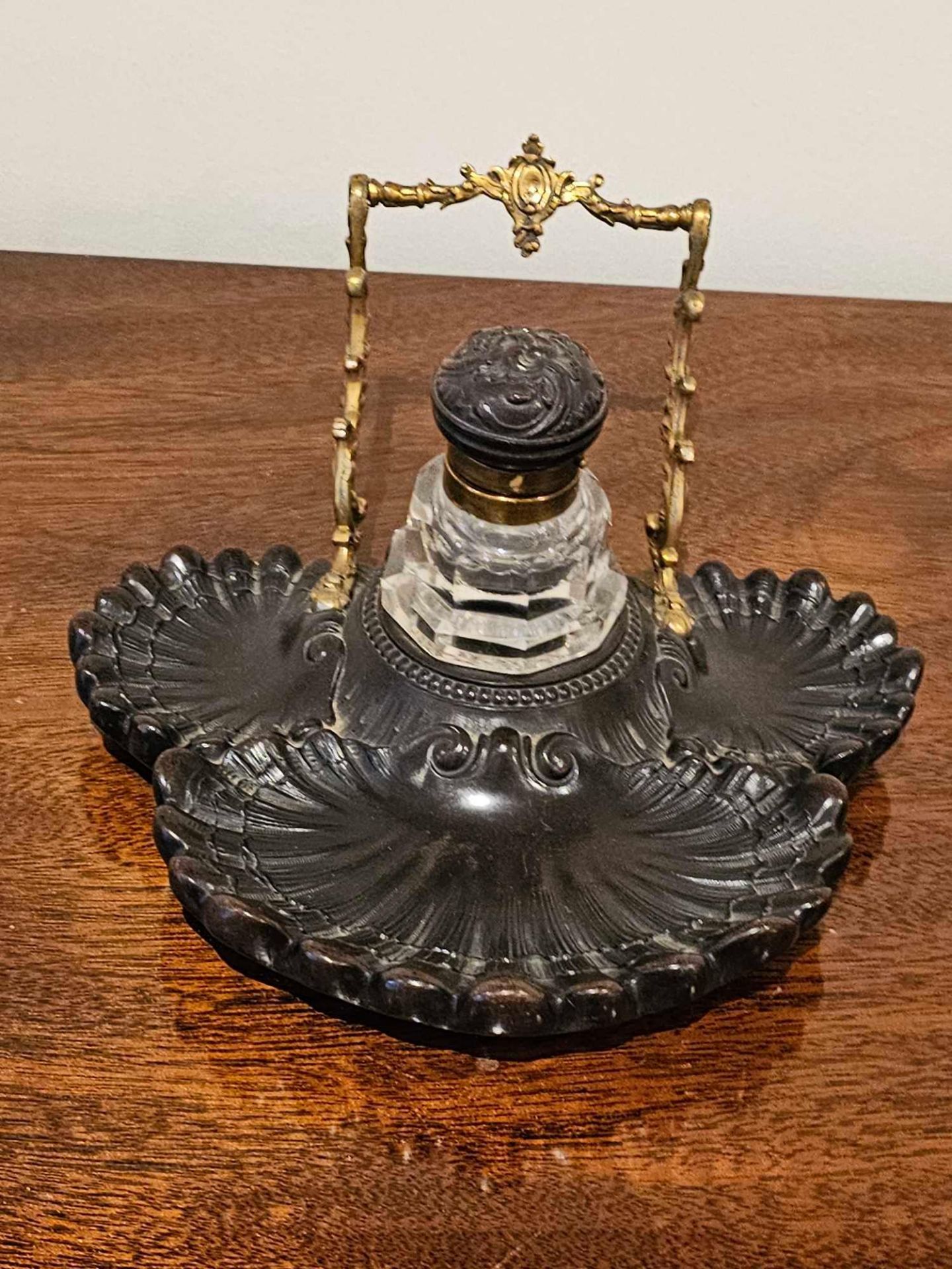 C1860. French Bois Derci Inkwell With Cut Glass Insert And Brass Handle - Image 3 of 4