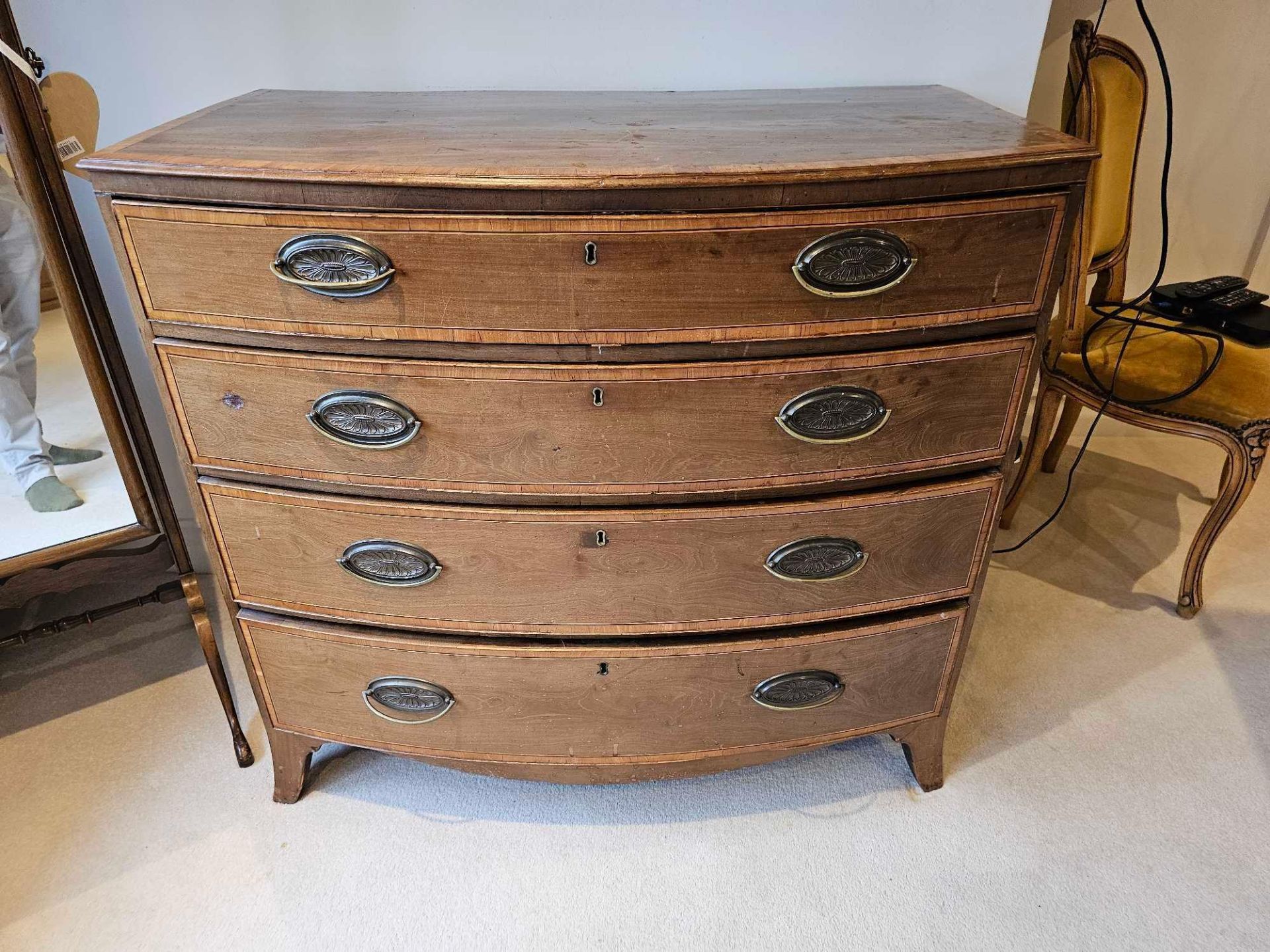A George III Mahogany And Satinwood Banded Bowfront Chest With Four Graduating Drawers On Splayed - Bild 2 aus 7