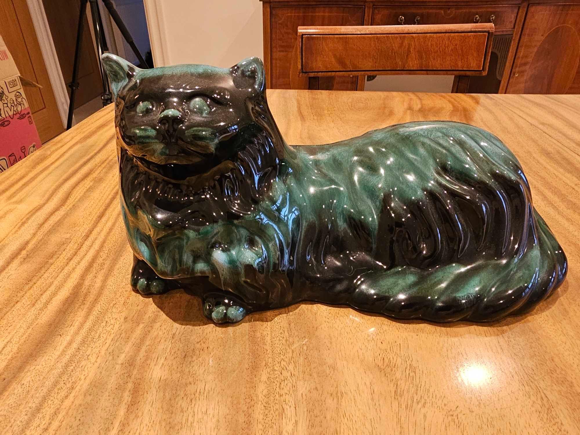 A Large Blue Mountain Pottery Cat Figurine | 1970s | Made In Canada - Bild 2 aus 3