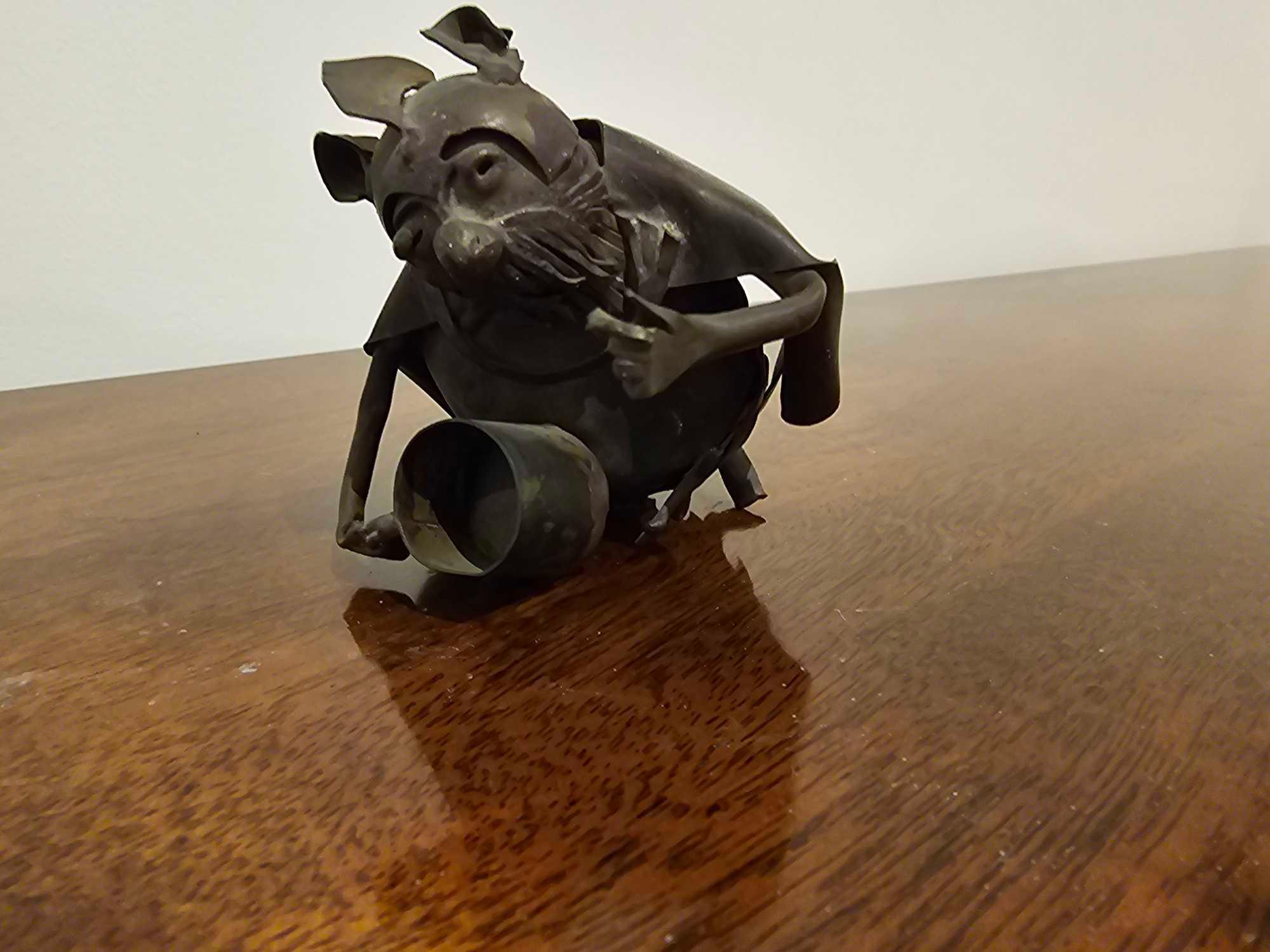 A Tin Metal Sculpture Of A Mouse Wearing A Cape And Holding A Tankard - Bild 4 aus 4