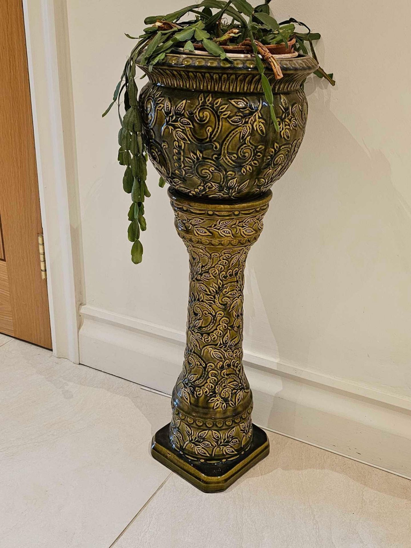 An Edwardian Majolica JardiniÃ¨re And Pedestal Stand Glazed With Foliate Motifs In Relief 28 X 72cm - Image 2 of 3