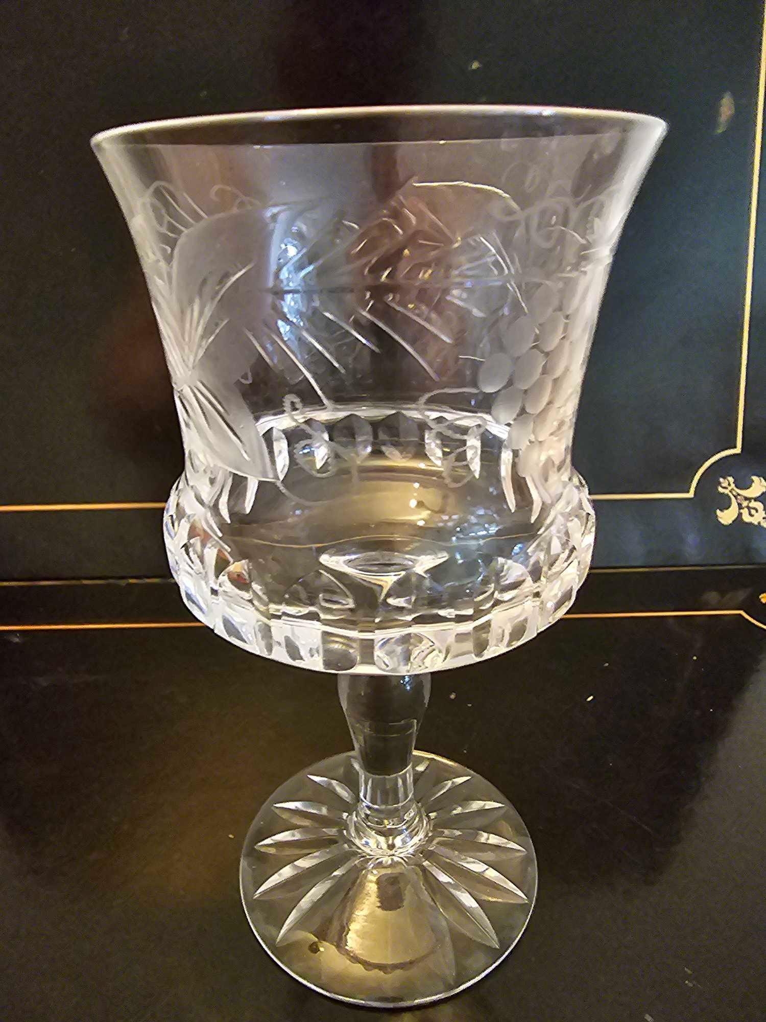 A Vintage Set Of 9 Crystal Cut Goblets 14.5cm - Image 4 of 5