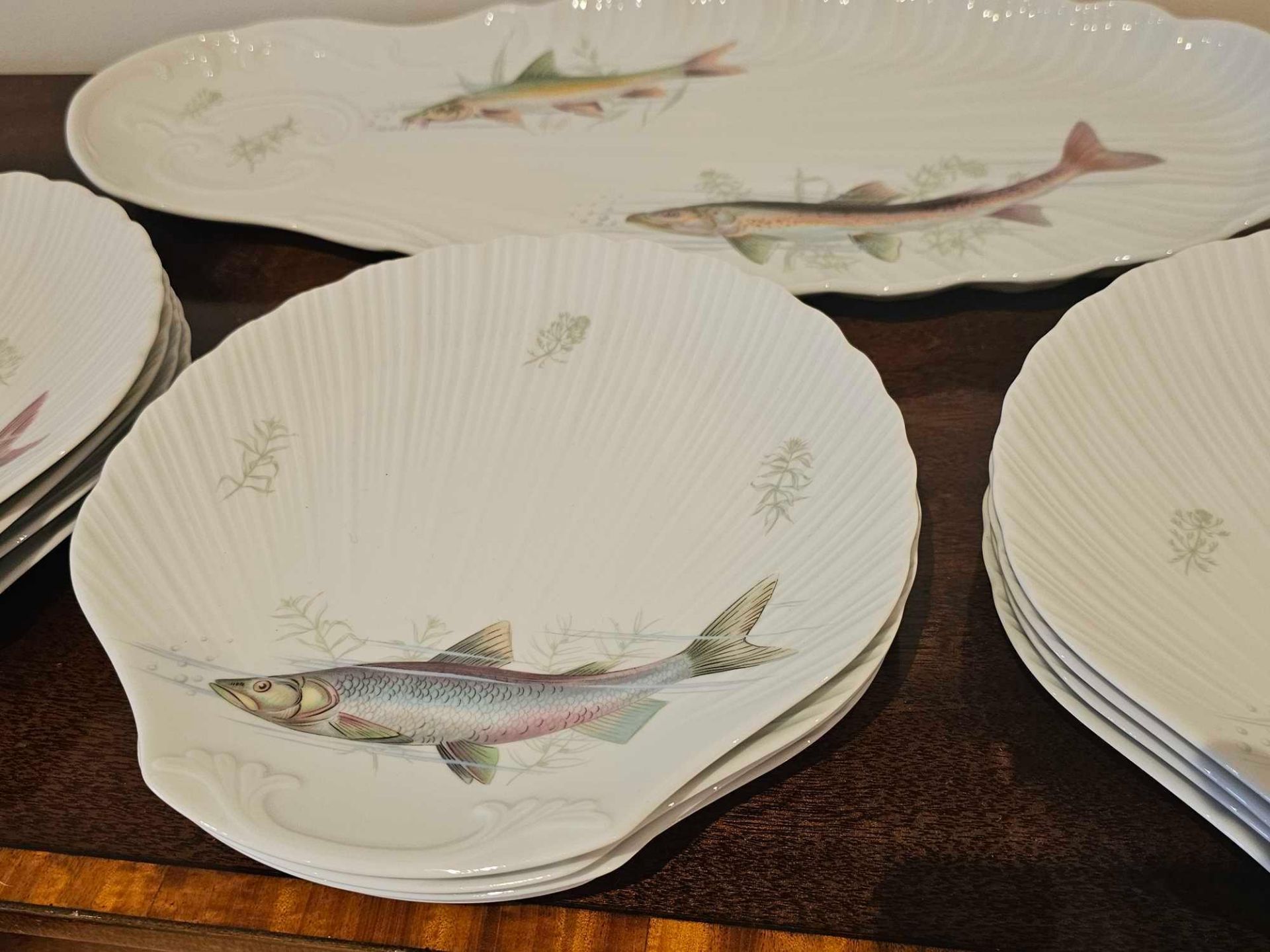 A Porcelaine De Sologne France A Set Of 12 X Scalloped Fish Plates And A Platter 55 X 24cm - Image 4 of 6