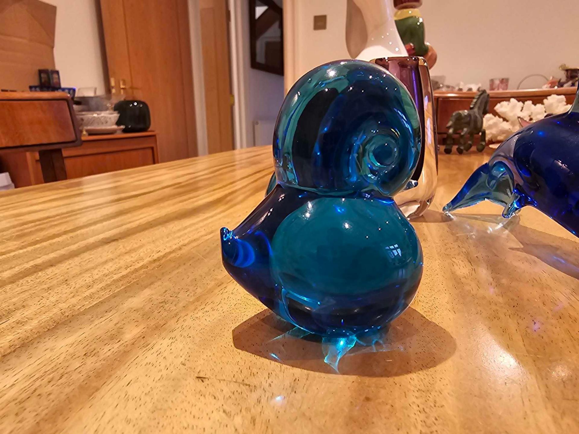 A Collection Of Vintage Glass Objets DÃ©cor A Miniature Vase, 2 X Blue Glass Birds And A Coloured - Image 3 of 5