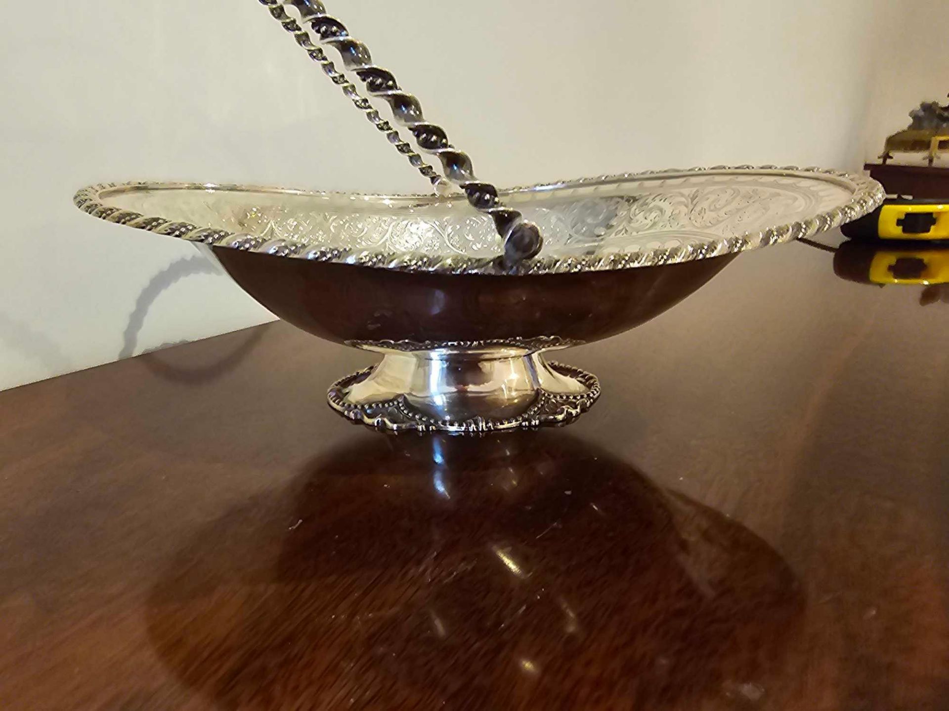 A Martin Hall & Co Silver Hallmarked 1861 Sheffield Oval Fruit Basket With Leaf And Bead Rim - Image 7 of 7