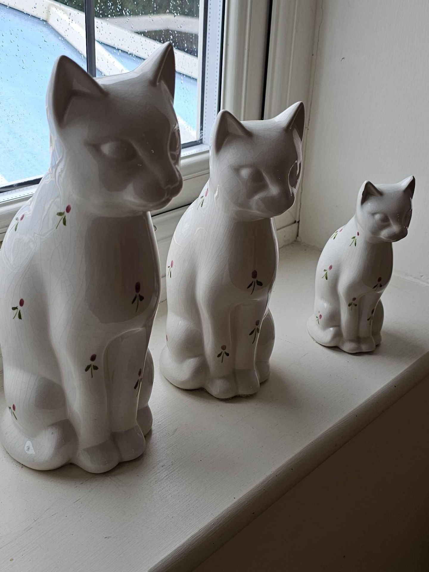 A Set Of 3 X Porcelain Figurines Of Cats 28, 23 And 17cm Respectively - Image 3 of 3