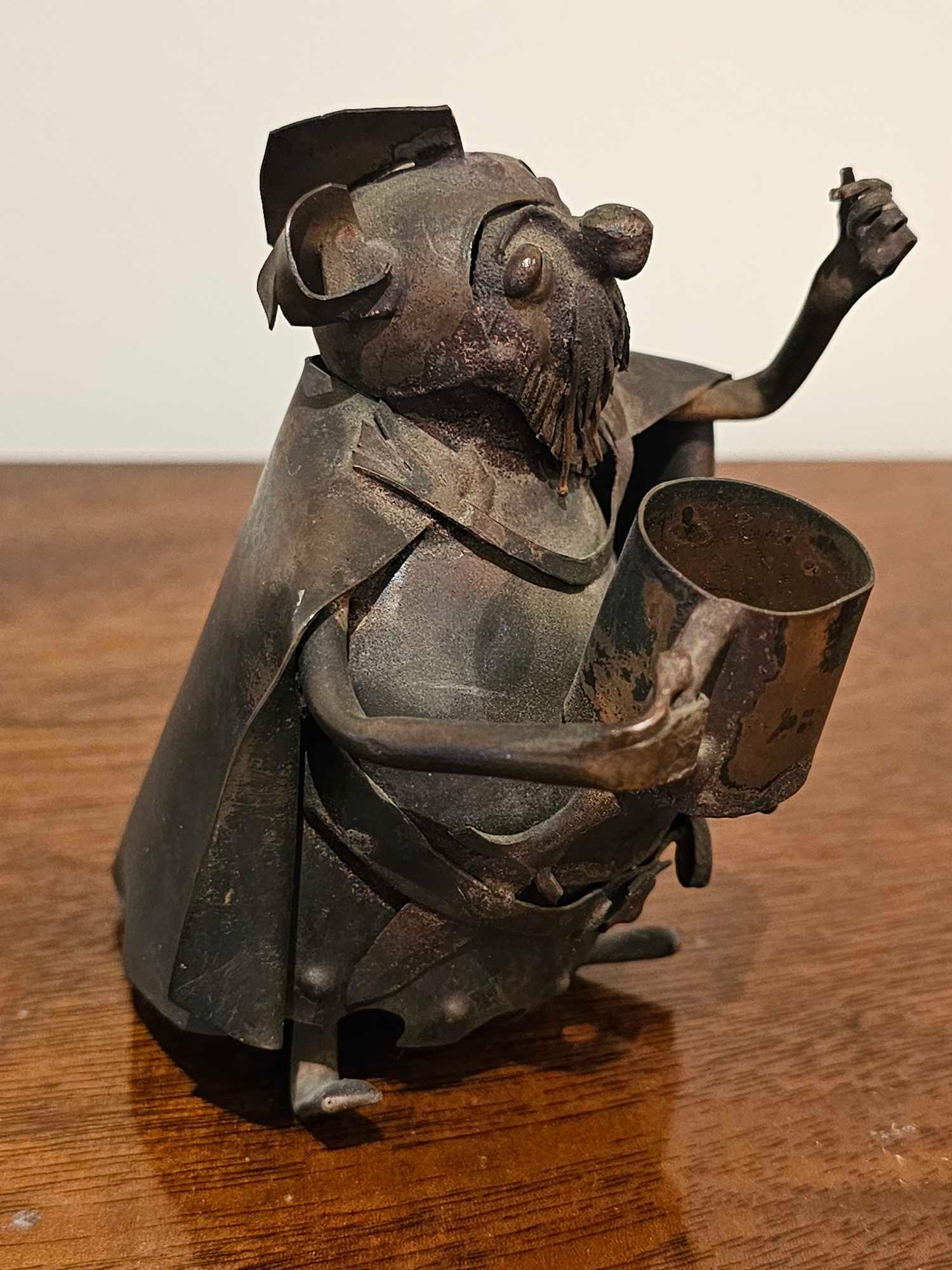 A Tin Metal Sculpture Of A Mouse Wearing A Cape And Holding A Tankard - Bild 3 aus 4