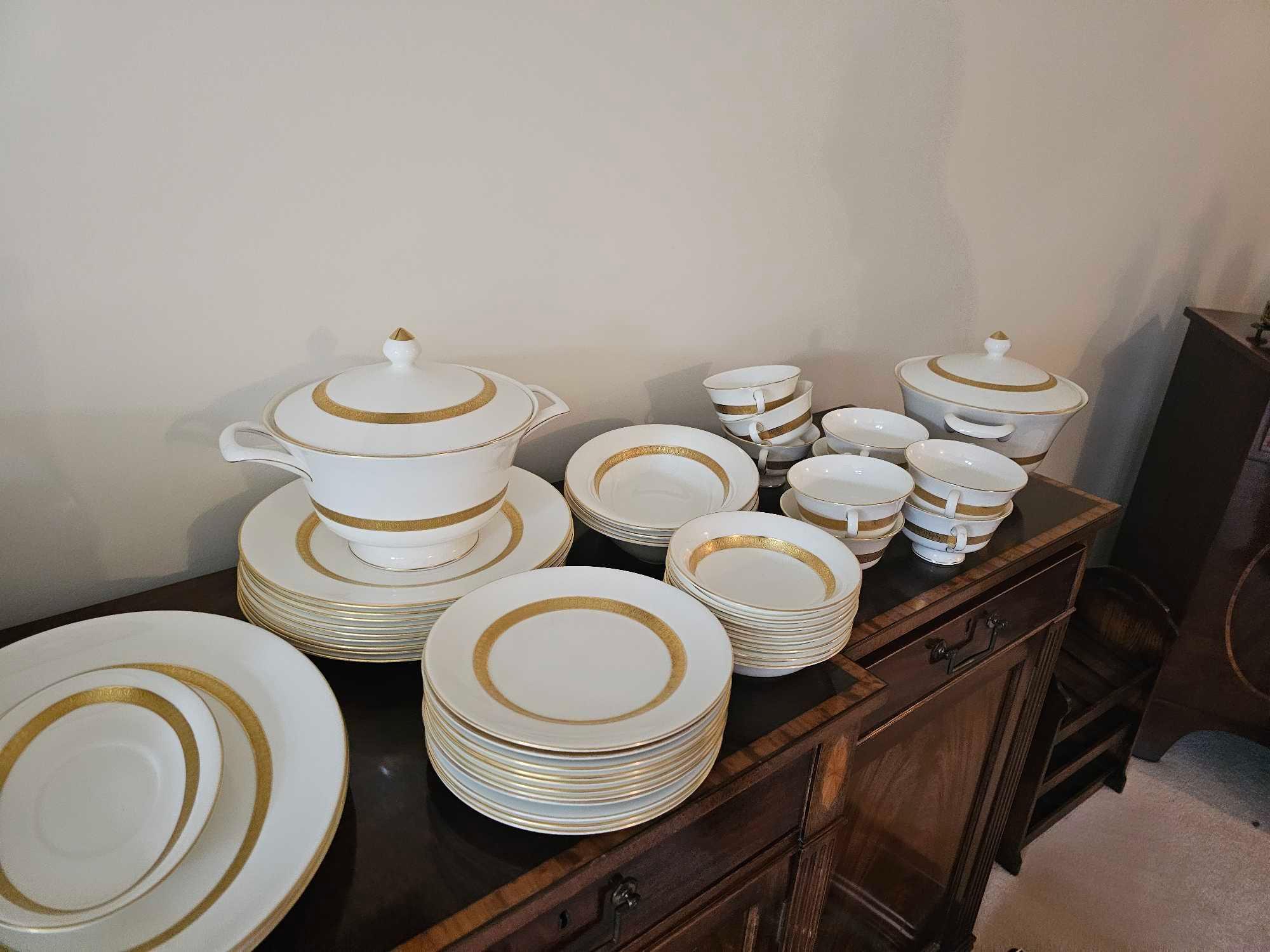 A Wedgwood Adelphi 114 Piece Part Dinner Service As Found - Image 10 of 10