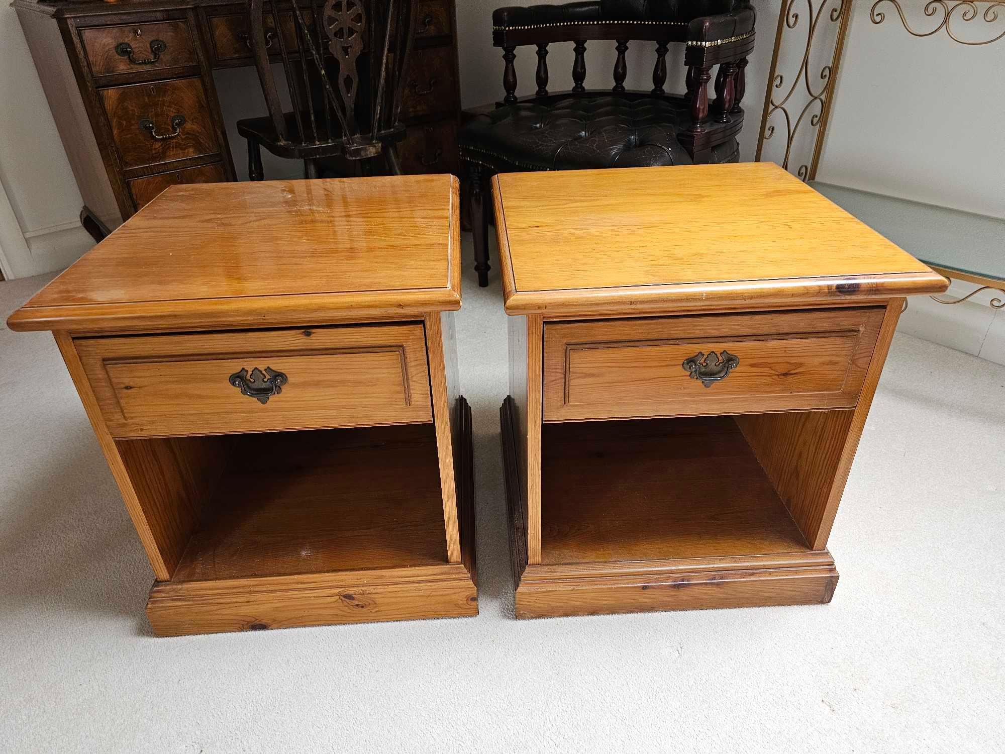 A Pair Of Younger Furniture Single Drawer Bedside Chests In Cherrywood 48 X 47 X 53cm A Younger - Bild 2 aus 6