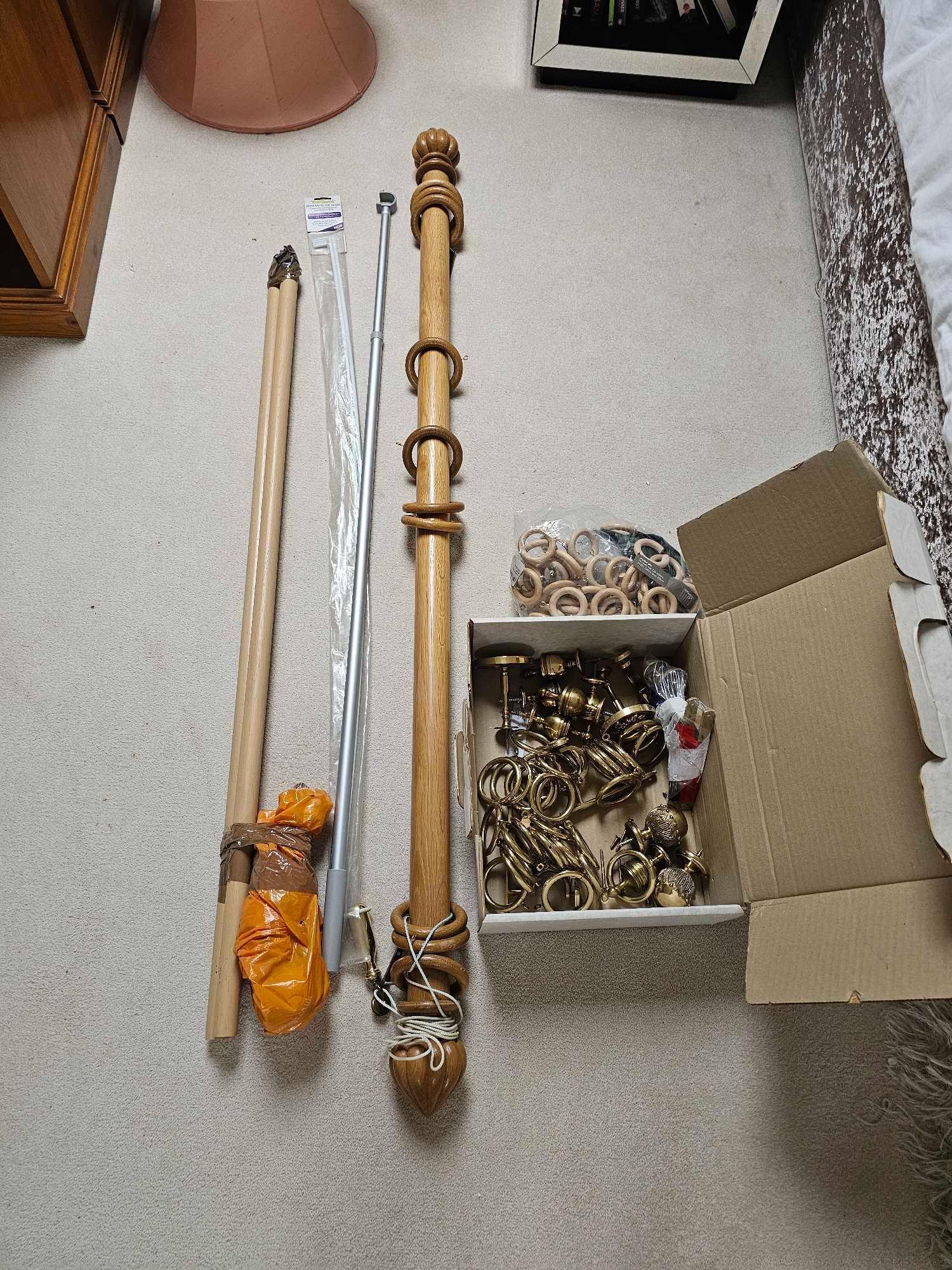 A Quantity Of Various Curtain Fittings Brass And Wood Rings, Finials And A Wooden Drapery Pole As - Bild 3 aus 4