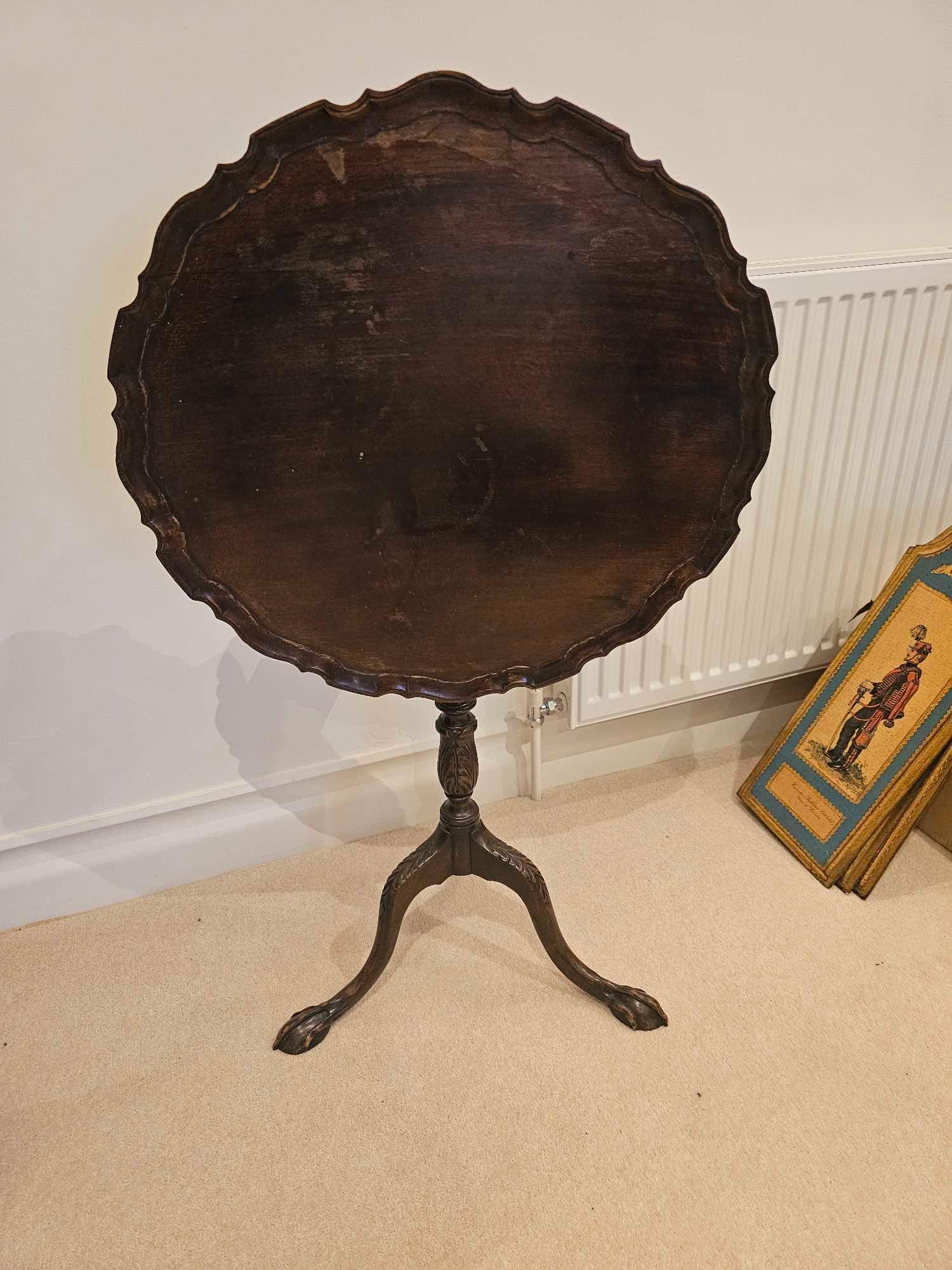Chippendale Style Mahogany Tilt Top Table A Shaped Pie Crust Edge And Sits On A Well Turned Baluster - Image 5 of 7