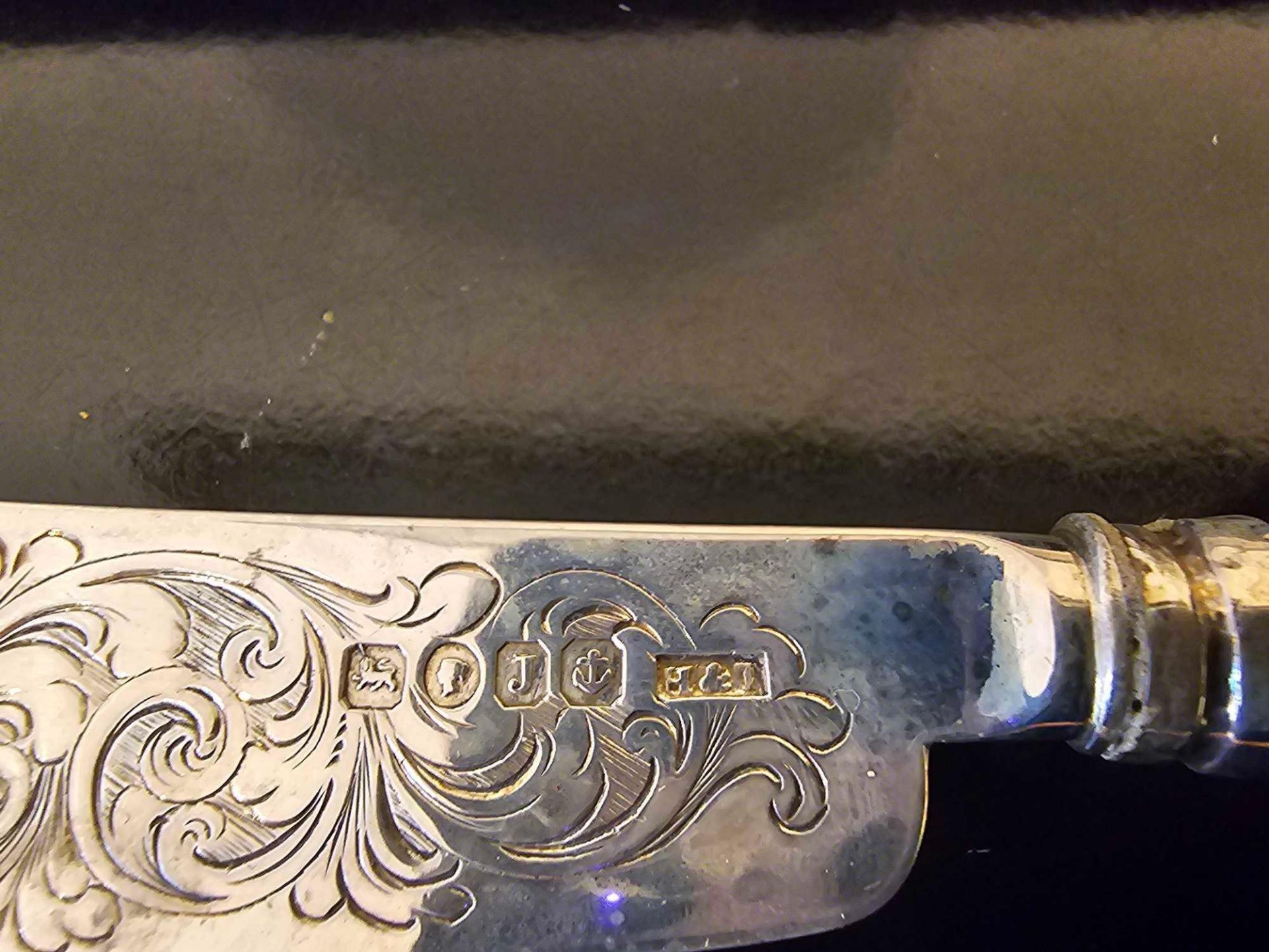 Birmingham 1858 Sterling Silver Fish Knife Assay Marked In Jewellers Case - Bild 3 aus 5