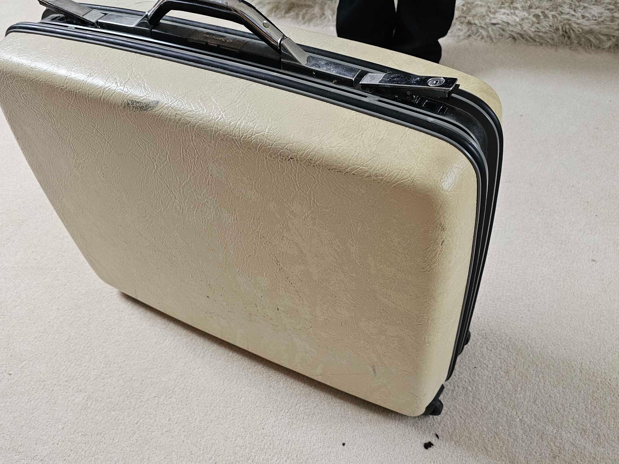 A Vintage 1960s Samsonite Silhouette Hard Shell Luggage Suitcase With Liner Intact - Image 3 of 4