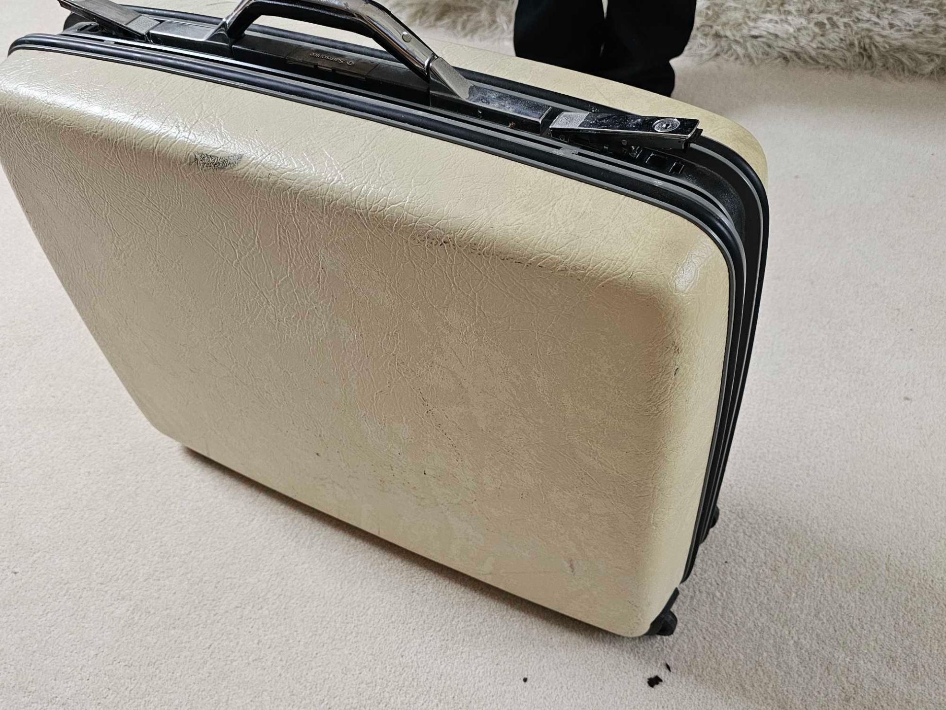 A Vintage 1960s Samsonite Silhouette Hard Shell Luggage Suitcase With Liner Intact - Image 3 of 4