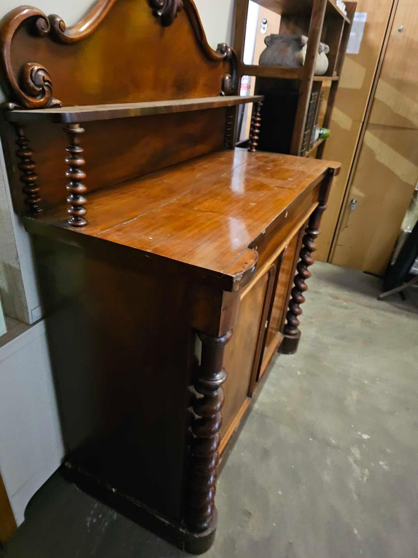 A Mahogany Victorian Style Chiffonier Two Door Cupboard With Drawers 120 x 55 x 150 (A/F) - Image 4 of 7