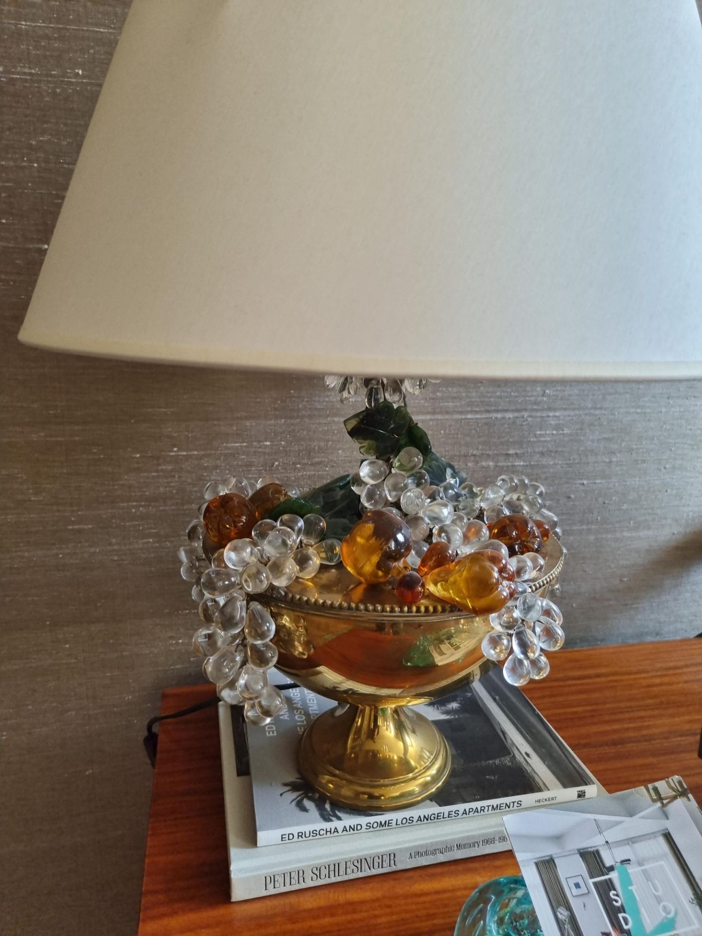 An antique Mid-20th Century Brass And Czech Glass Beaded Fruit Basket Form Lamp. This Brass Table - Bild 3 aus 3