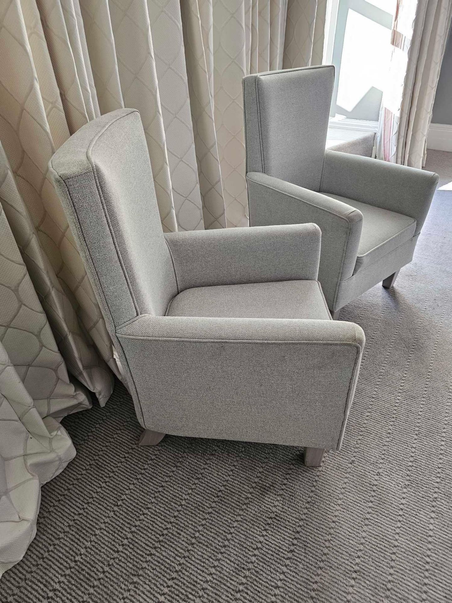 A Pair Of Accent Chairs The Contemporary Accent Chair With Simple Silhouette And Hardwood Frame - Bild 2 aus 2