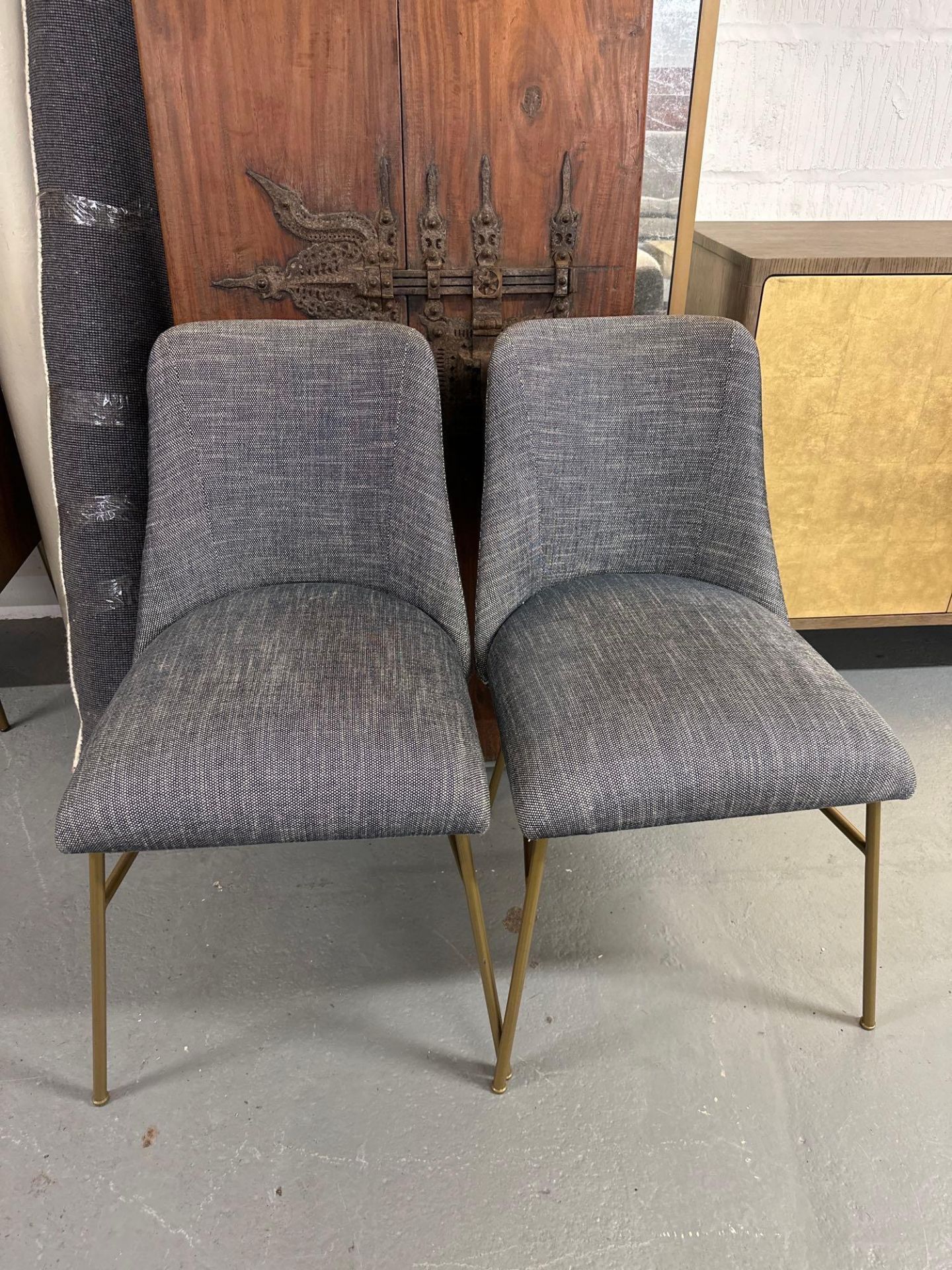 A set of contemporary dining chairs with gold finish effect legs and linen upholstery will add a - Bild 2 aus 3