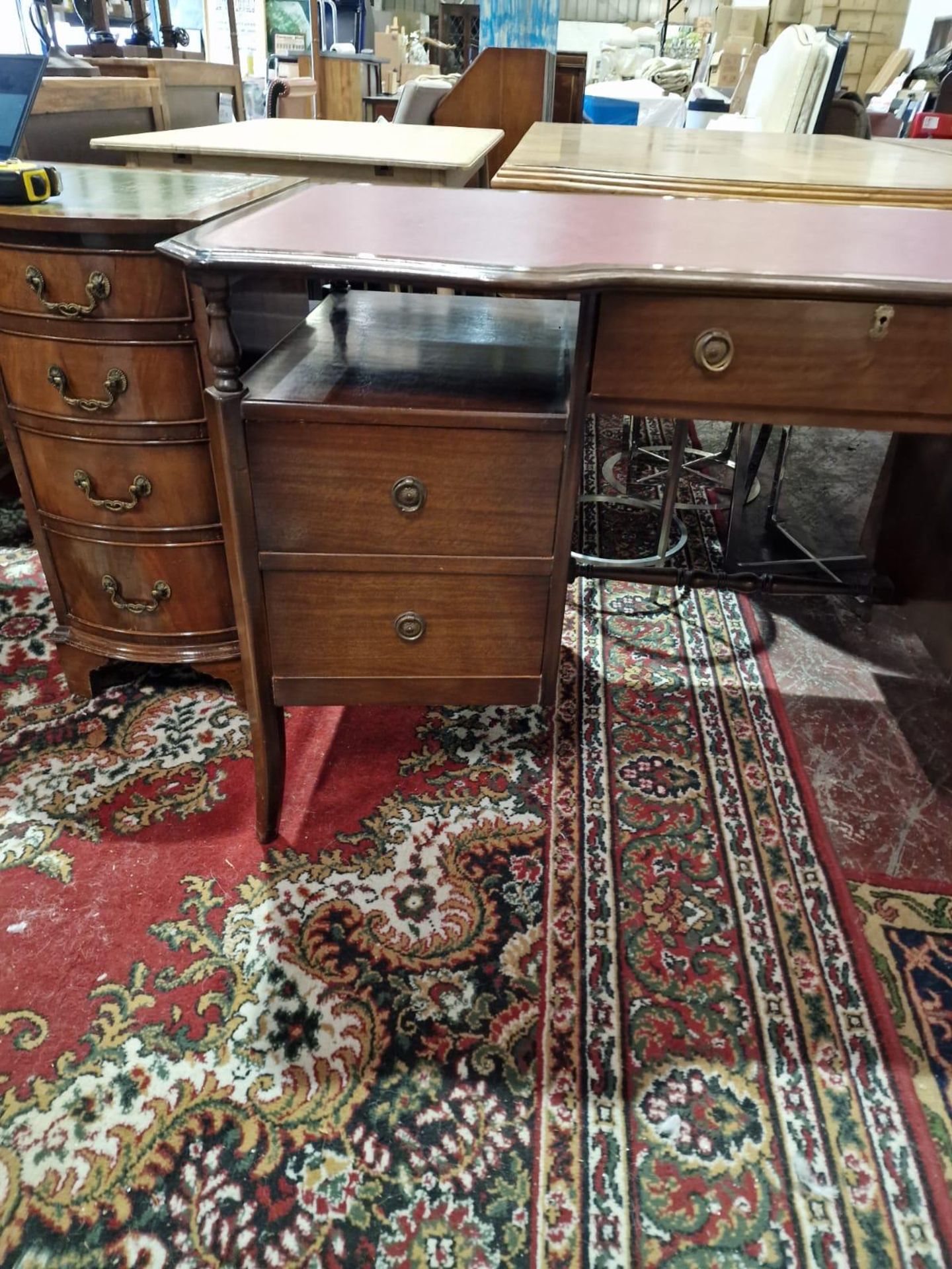 A Twin Pedestal Mahogany Desk Shaped Top Adorned With A Finely Tooled Leather Inset With Central - Bild 4 aus 4