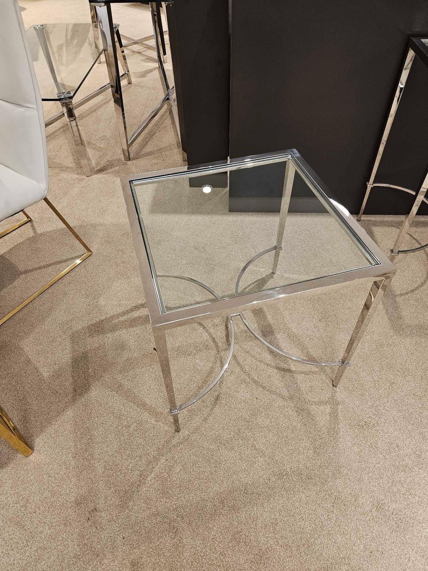 Tokyo Lamp Table by Kesterport The Tokyo lamp table with its clear glass top and a refined tapered - Bild 5 aus 6
