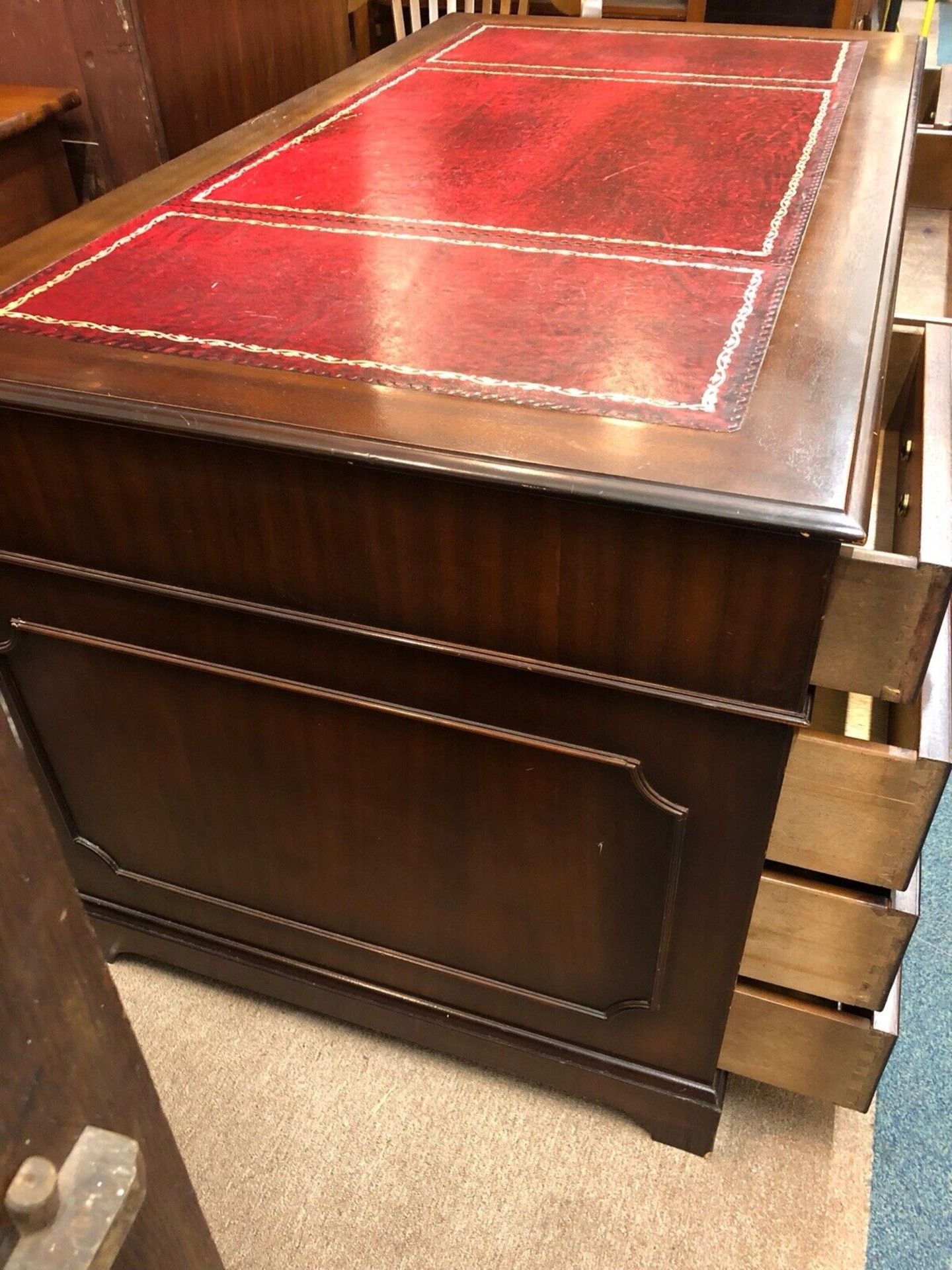 George III style mahogany pedestal desk. The rectangular top with a red leather and tooled insert, - Bild 6 aus 7