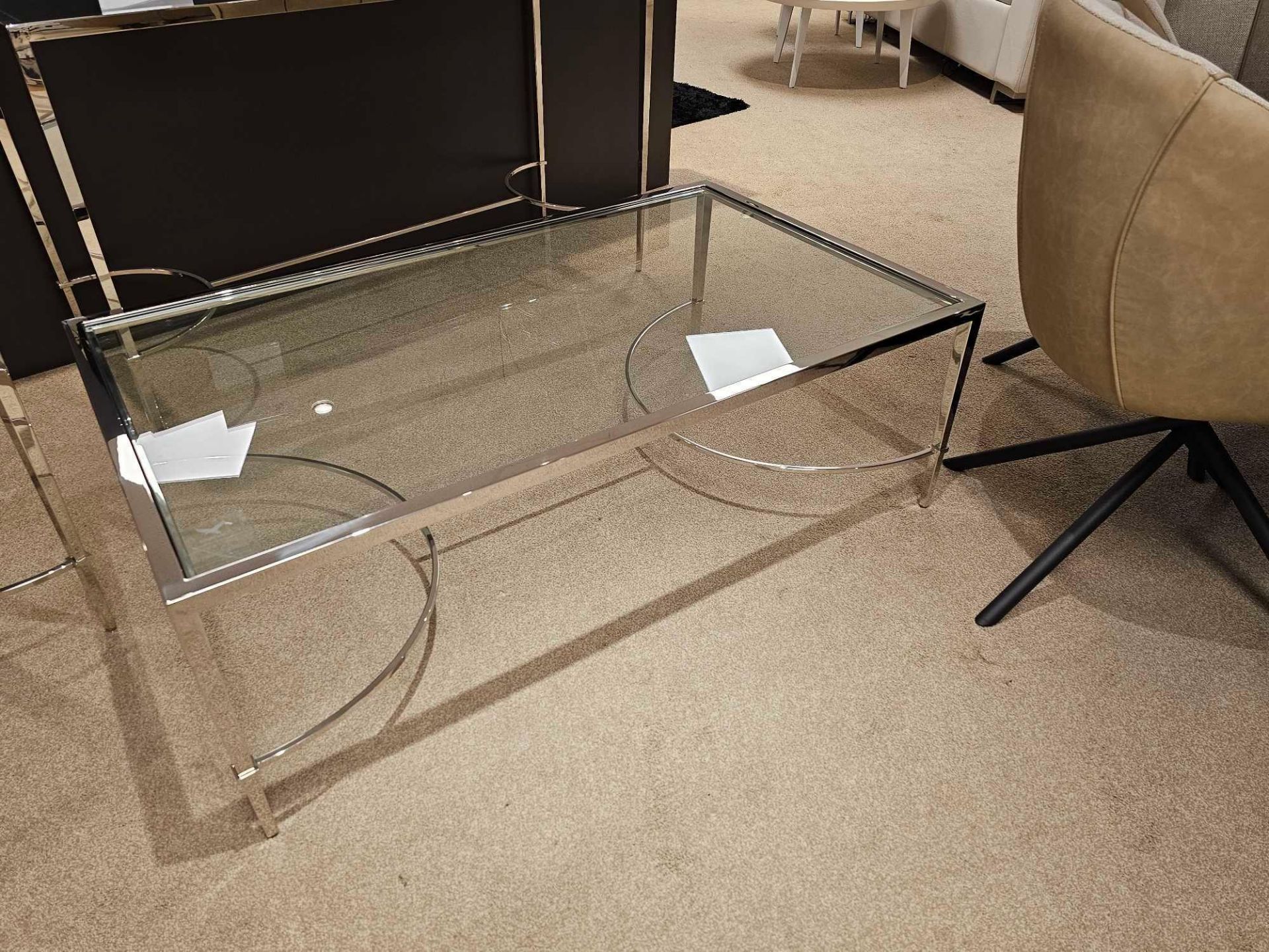 Tokyo Coffee Table by Kesterport The Tokyo coffee table with its clear glass top and a refined - Bild 5 aus 6