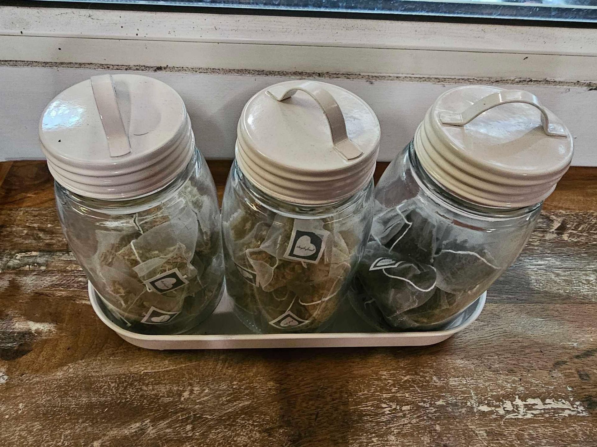 A Set Of 3 x Glass Storage Caddies With Cream Metal Lids And A Similar Tray - Bild 2 aus 3