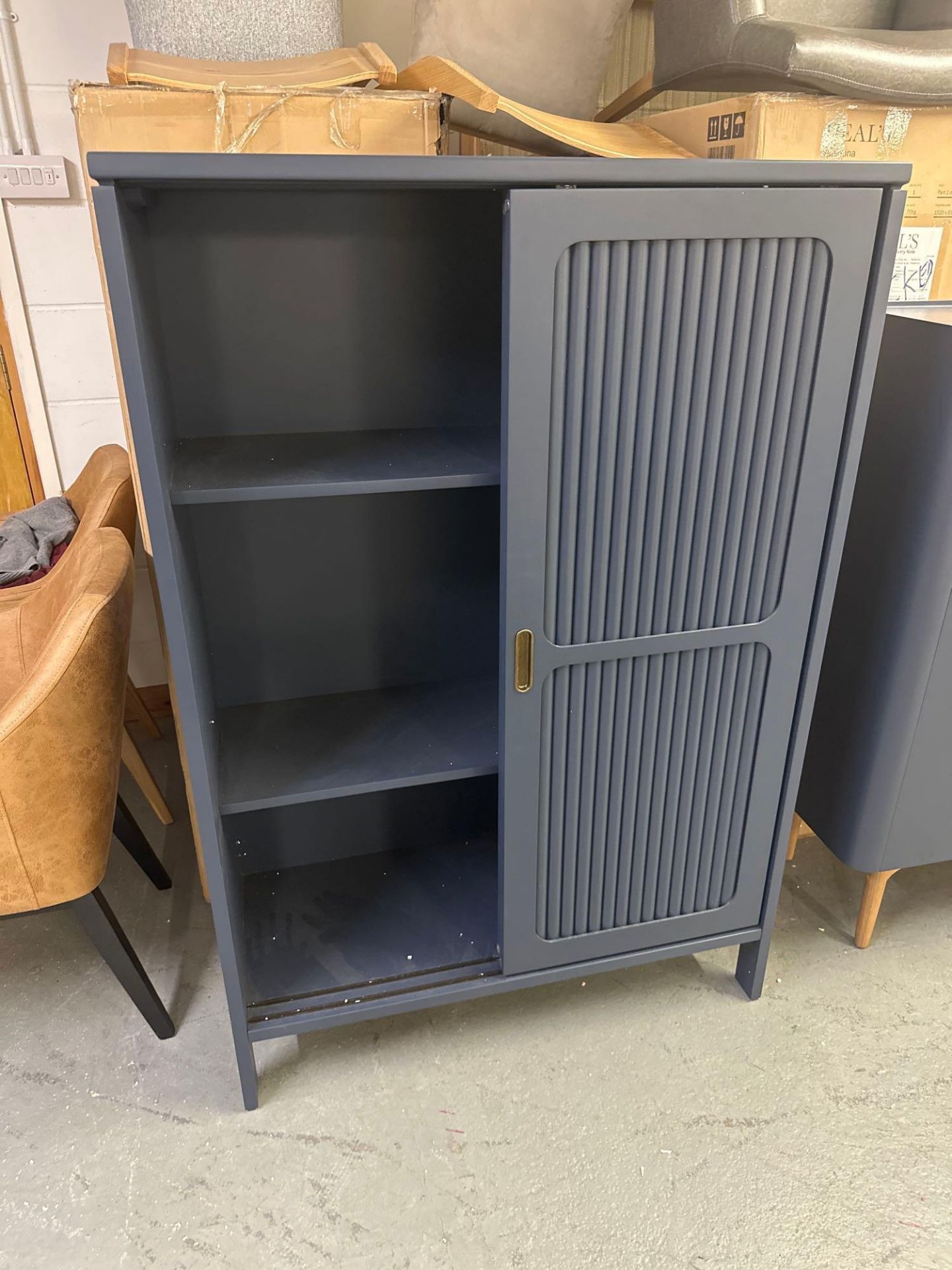 Reed Cabinet With its midnight blue finish, solid oak framings, and sliding doors, the Reed - Bild 3 aus 3