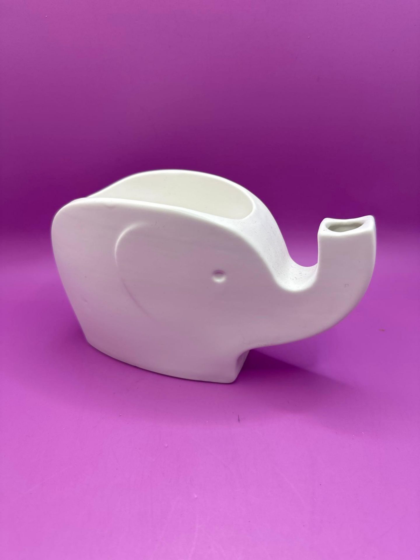 Fred Oliver Ceramic Elephant Tidbit Bowl. Holds Olives/Nuts, Shells And Pits Go In The Trunk. Rubber - Image 2 of 4