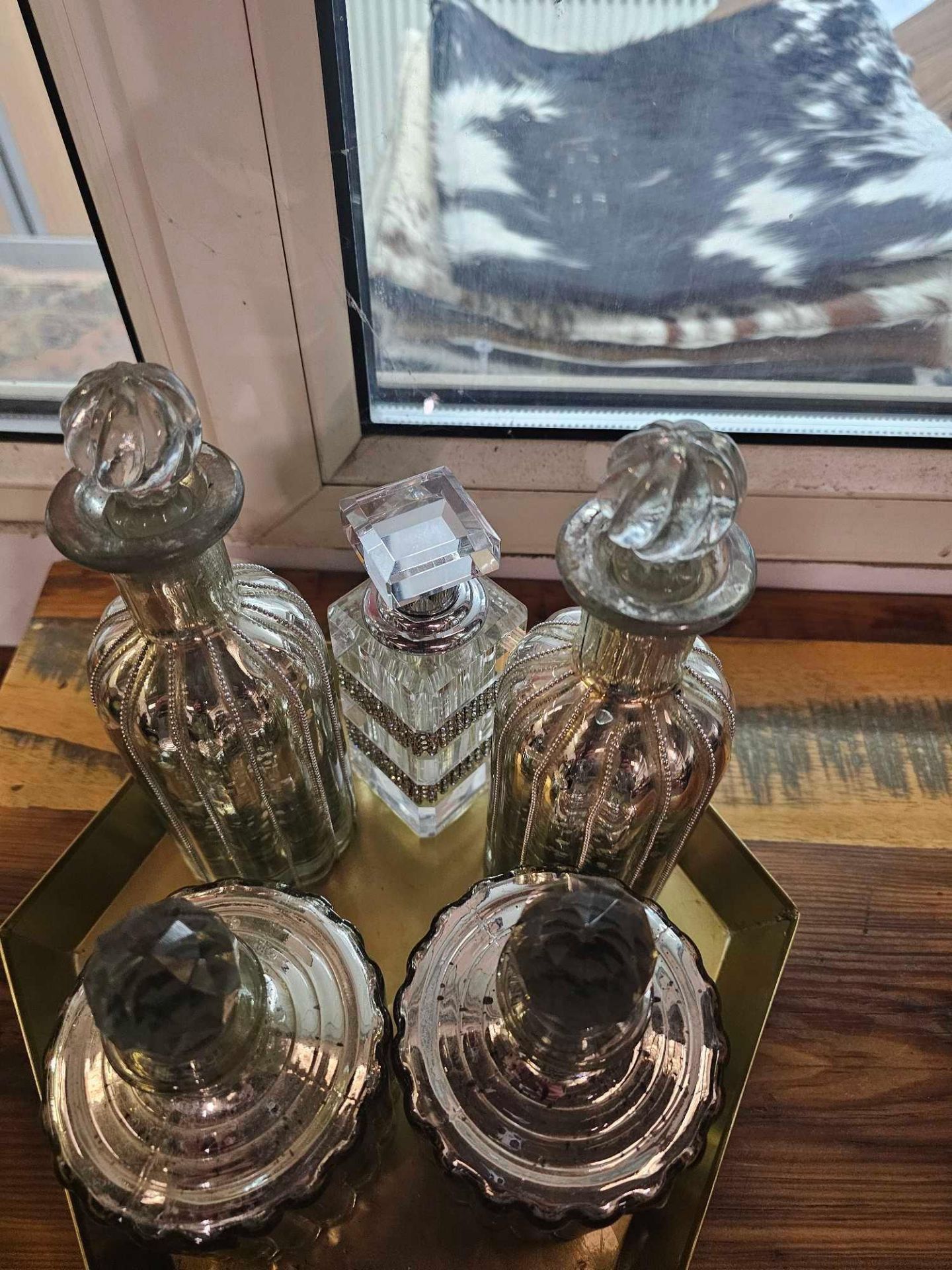 Decorative Objects To Include 5 x Decanter Bottles With Stoppers And A Shaped Tray - Bild 2 aus 5