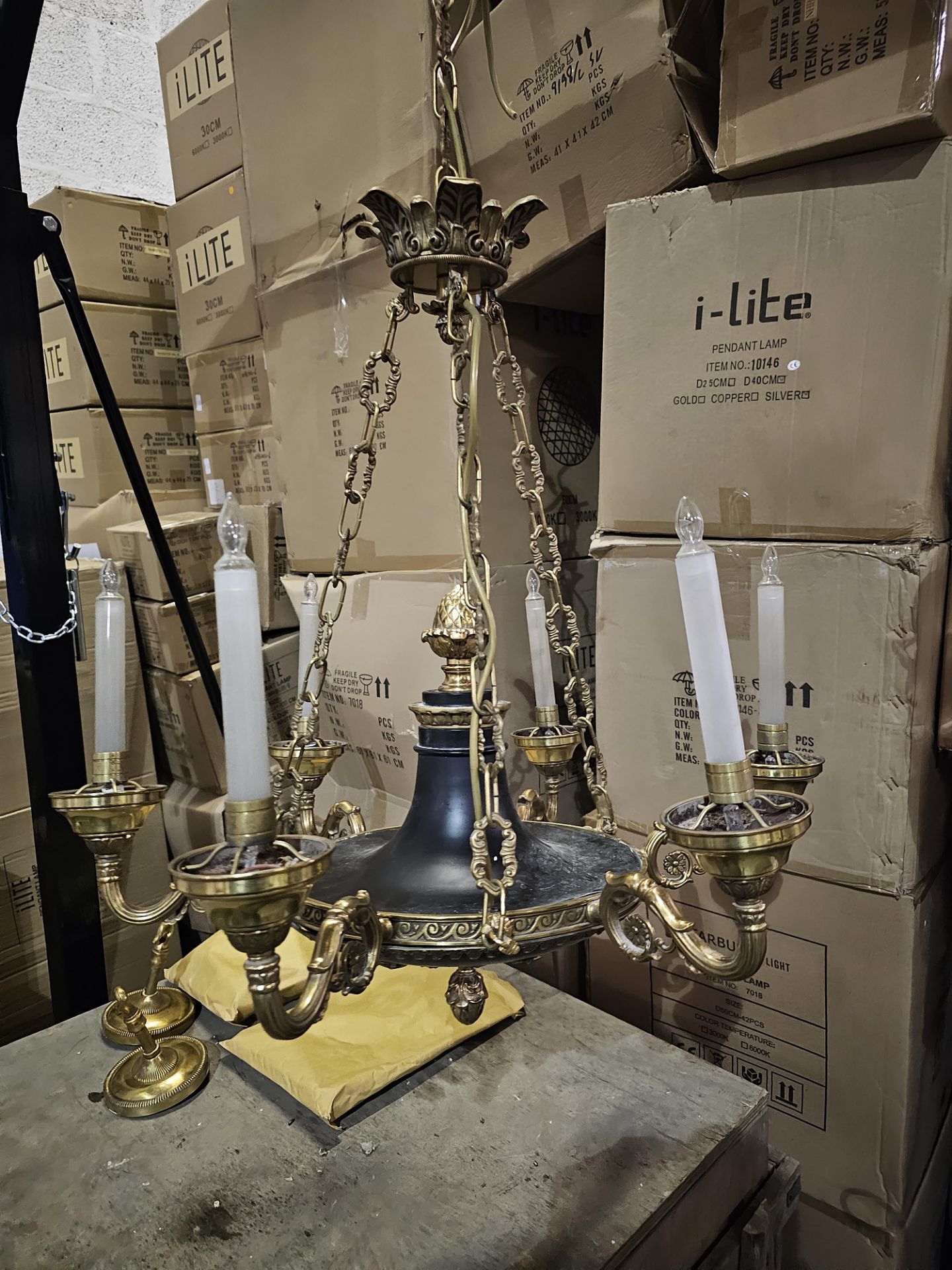 Large French Empire style six-arm bronze chandelier with black tole accents. This chandelier has an - Bild 4 aus 6