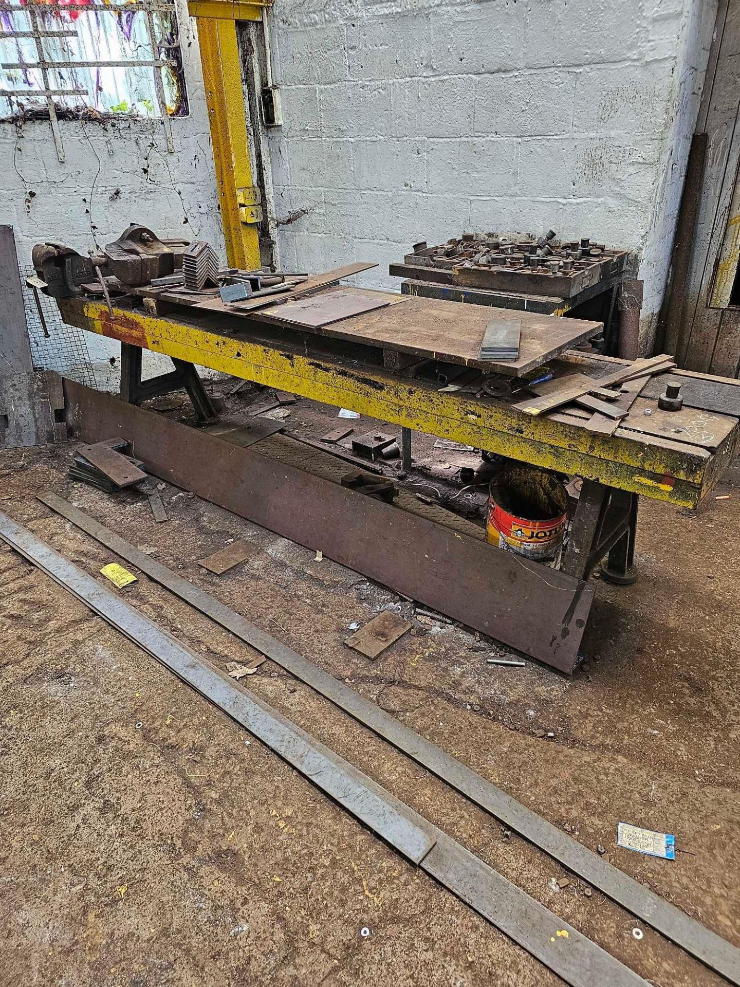 Cast Steel Engineers Marking Out Work Bench 306 x 56 x 83cm Weight 700kg Complete With 2 x Vices