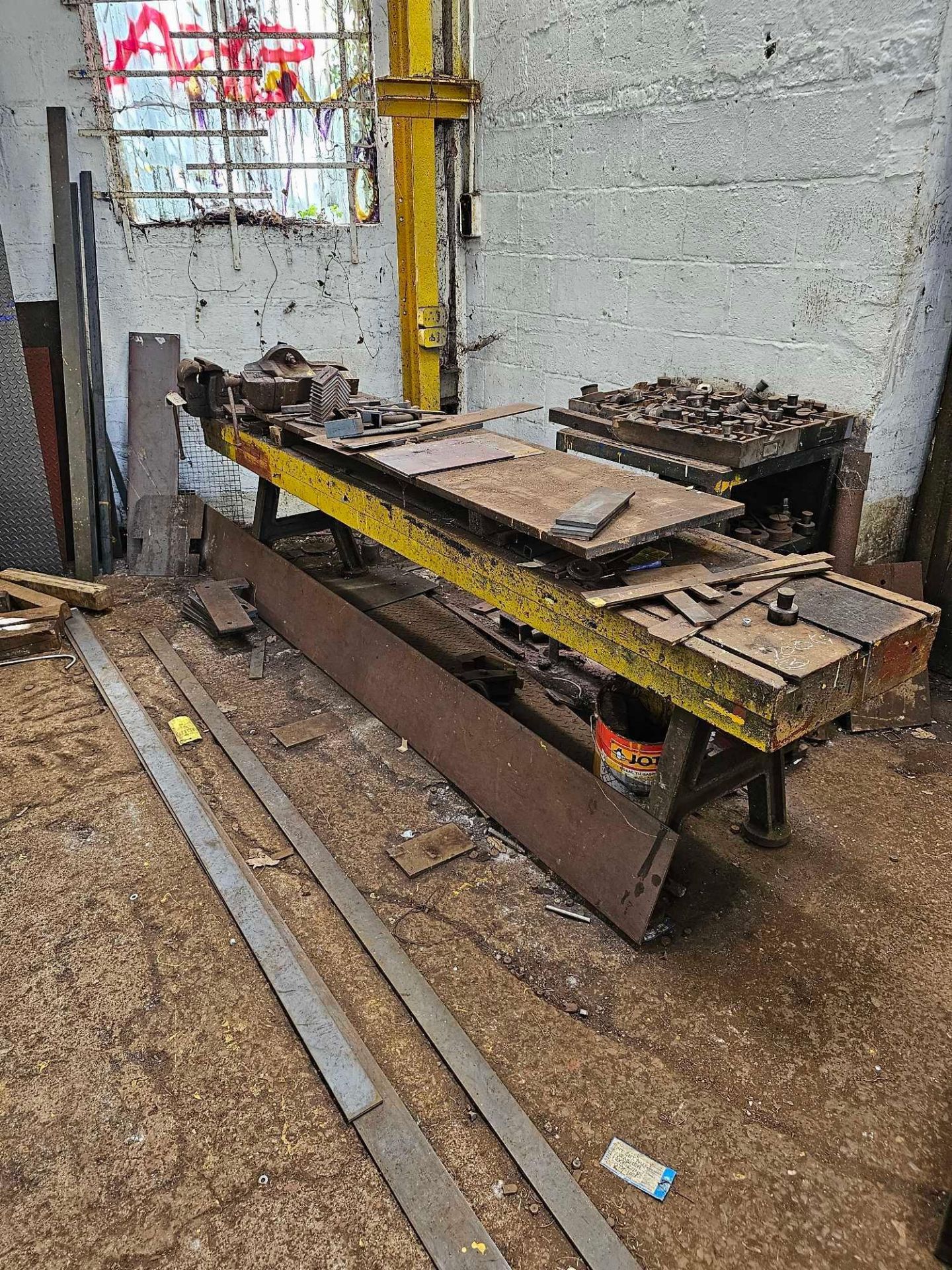 Cast Steel Engineers Marking Out Work Bench 306 x 56 x 83cm Weight 700kg Complete With 2 x Vices - Image 2 of 3
