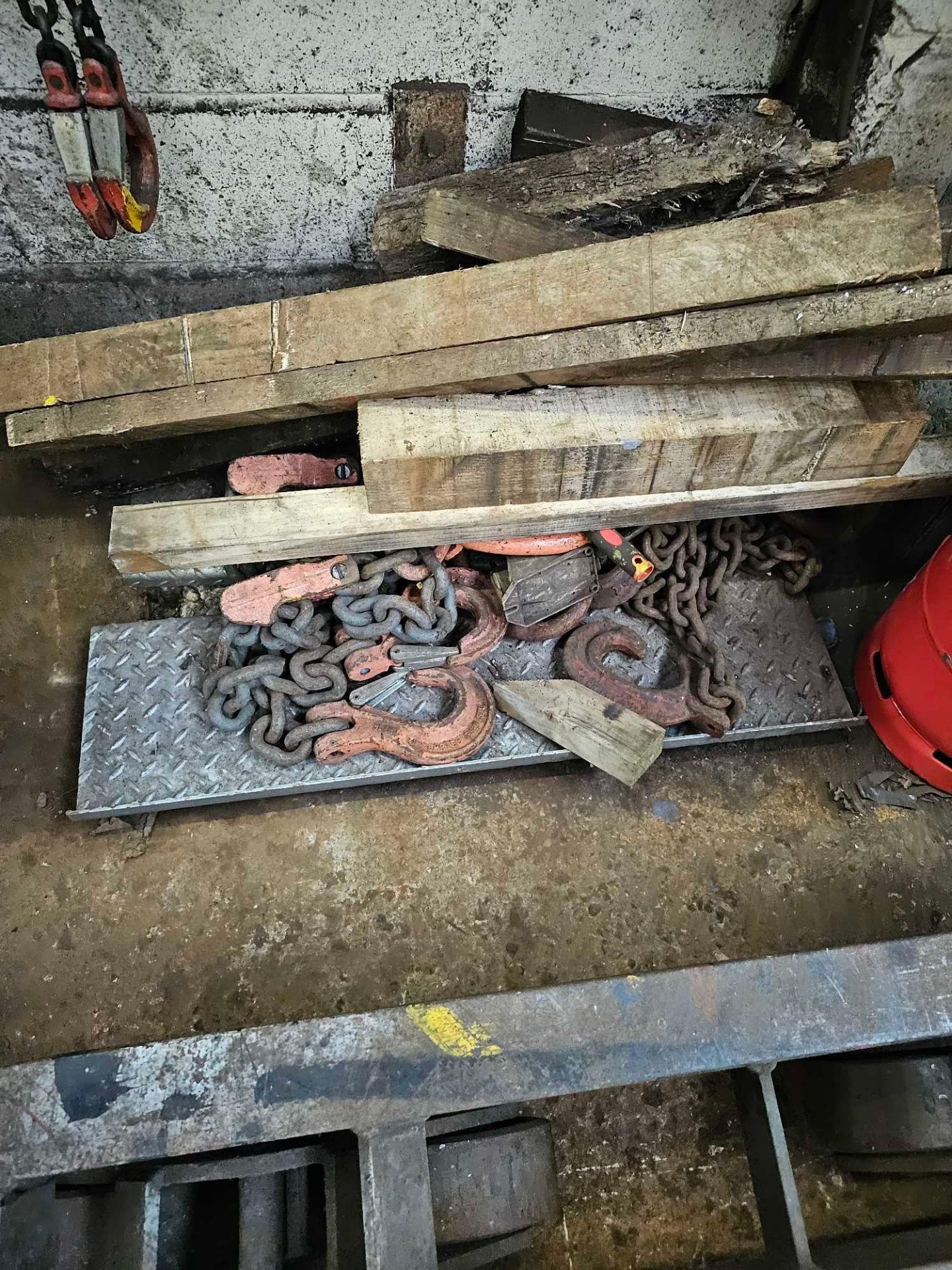 A Large Quantity Of Various Chains, Hooks And Shackles As Found - Bild 2 aus 3