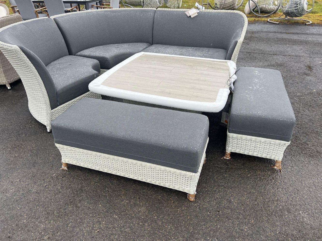 Bramblecrest – Garden Furniture of Distinction Warehouse Auction Live and Webcast of Over 500 Lots of High End Ex Sample / Display Stock Items