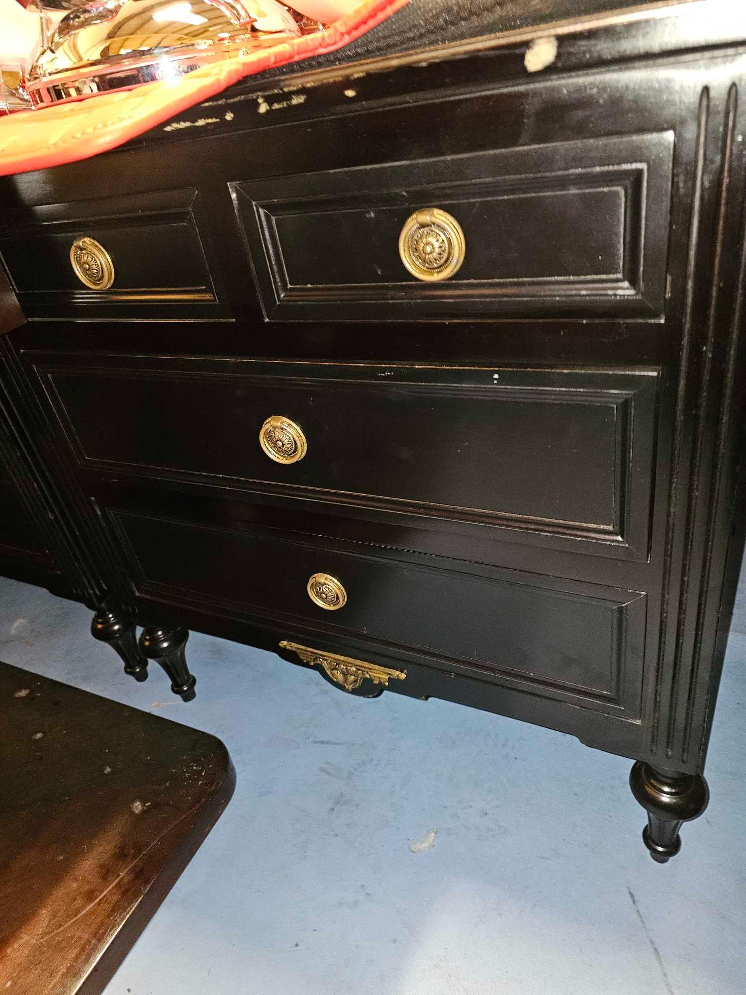 4 x Four Drawer Mirrored Top Commode Chests Raised By Four Block Feet With A Square Carved Motif And - Bild 4 aus 4