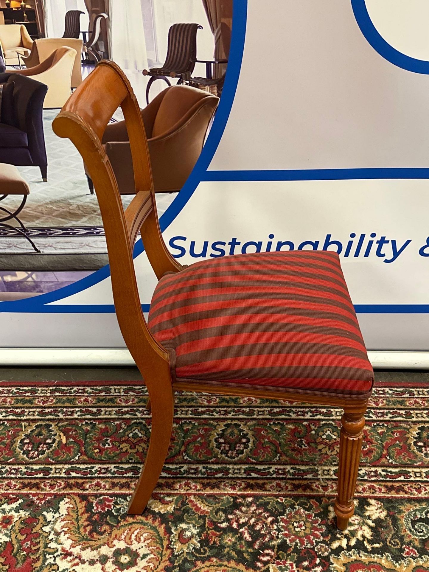 A Set Of 5 x Walnut Dining Chairs Upholstered In A Regency Stripe Fabric The Top Rail Supported By - Bild 4 aus 5